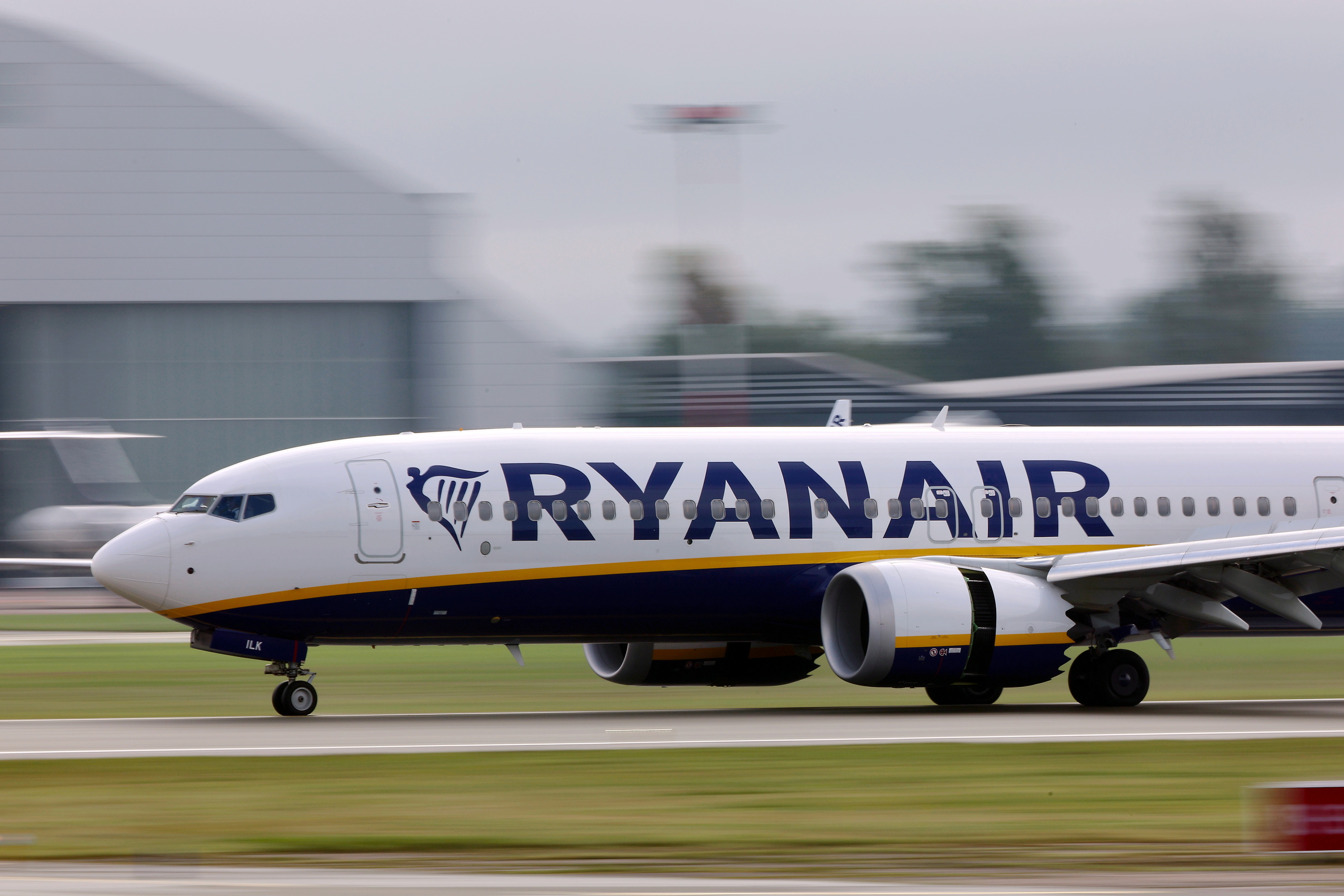 Un Boeing de Ryanair con 177 personas a bordo aterrizó en Manchester con combustible para solo 9 minutos