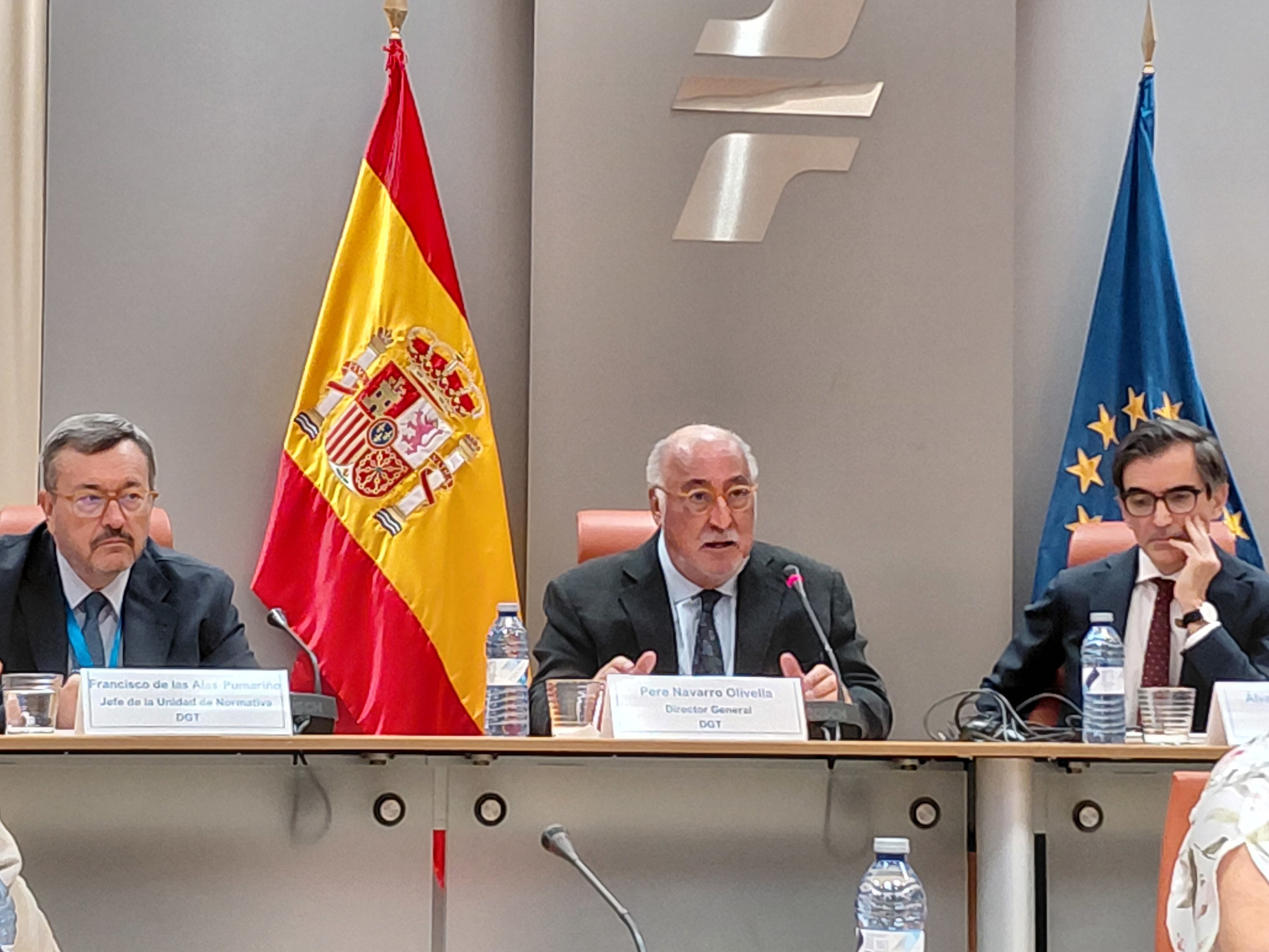 Pere Navarro (DGT) es rotundo: la baliza V16 "seguirá siendo obligatoria después del 1 de octubre"