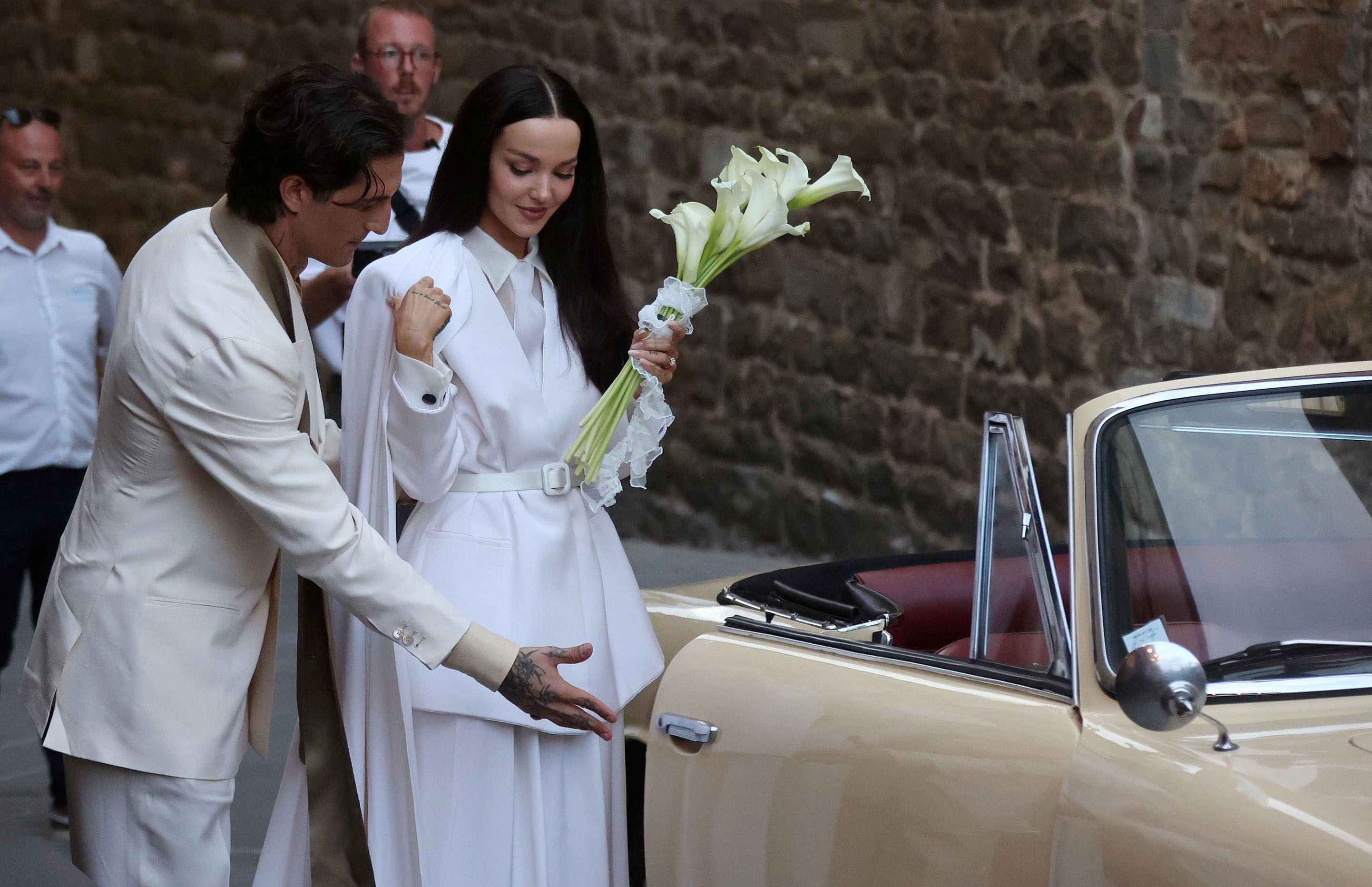 Damiano David y Dove Cameron dan la sorpresa: boda secreta entre viñedos y trajes blancos a juego en la Toscana