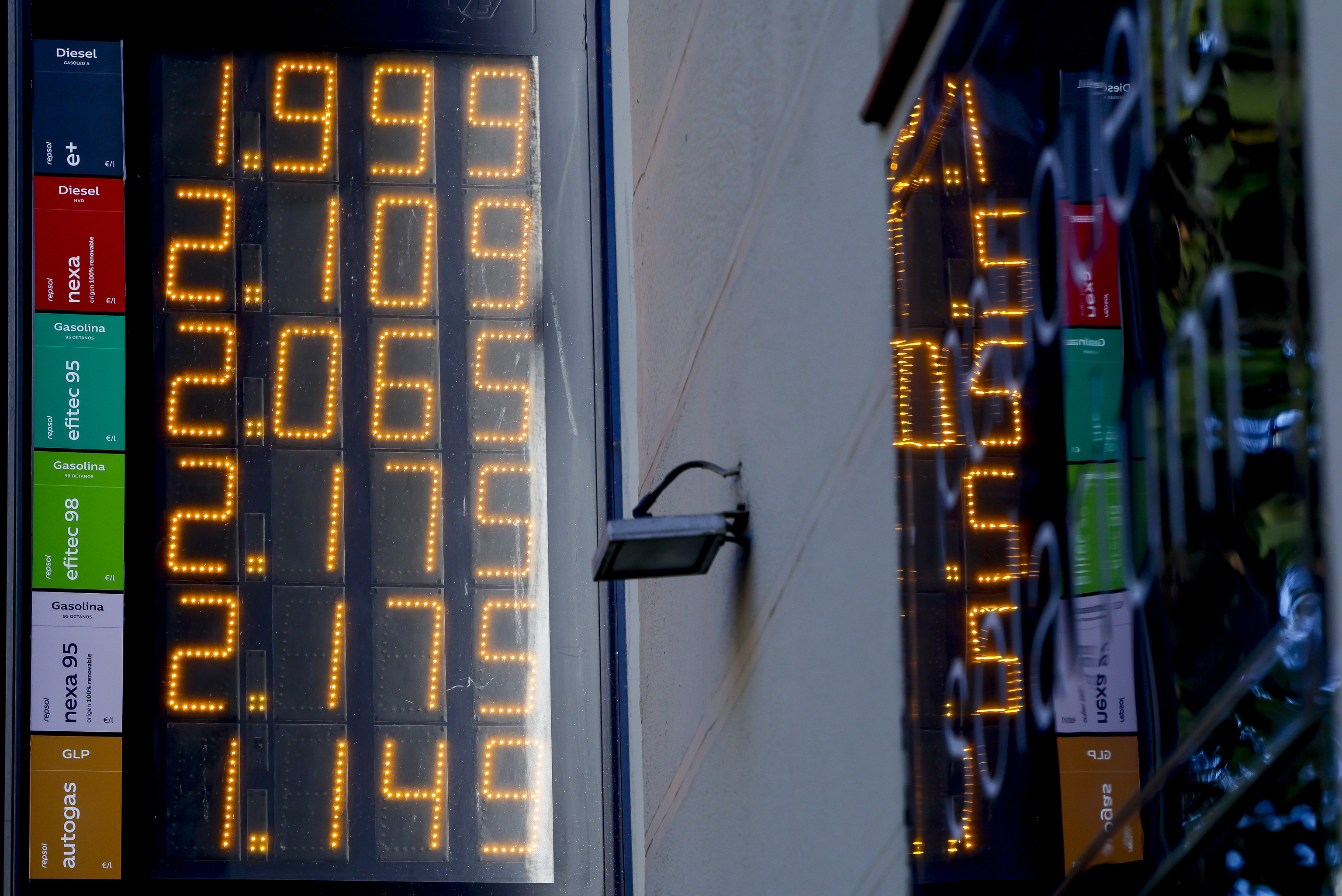 ¿Por qué la rebaja fiscal del diésel no llega a su bolsillo? El margen de las refinerías españolas sube el doble de rápido que el precio del petróleo