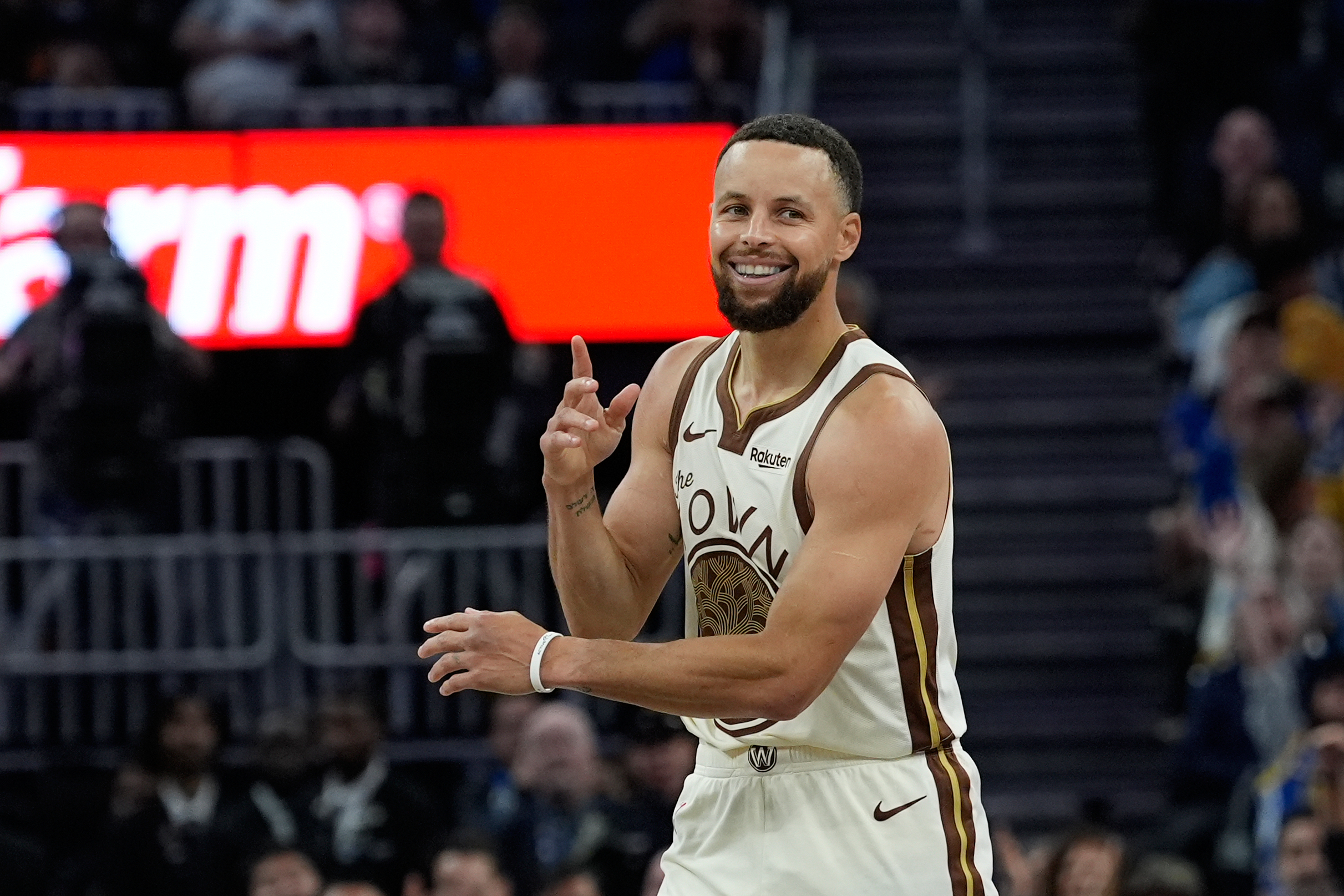 Stephen Curry renueva con los Warriors por dos años y 116 millones