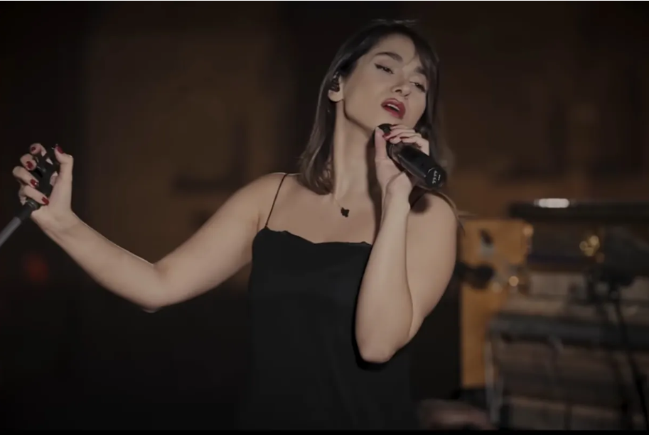 Irán confirma la condena a 74 latigazos de la cantante Parastoo Ahmadi por cantar sin velo en un concierto virtual