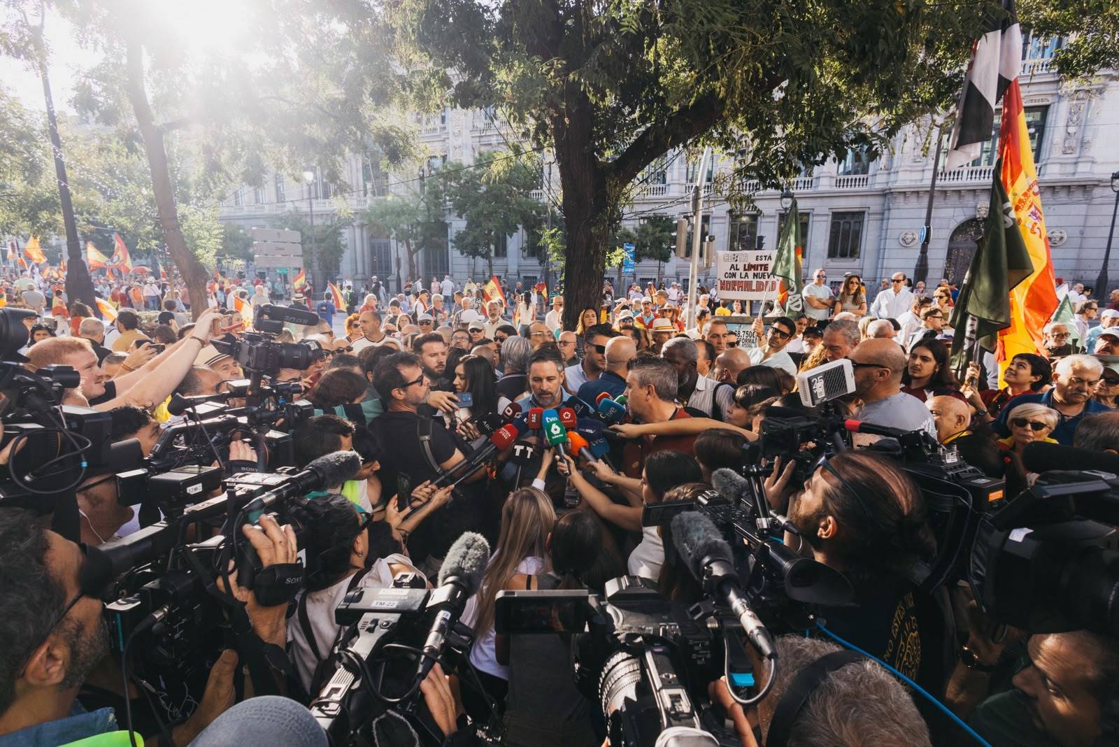 PP y Vox exhiben sus diferencias en una marcha secundada por miles de personas que pide investigar a Sánchez por "traición"
