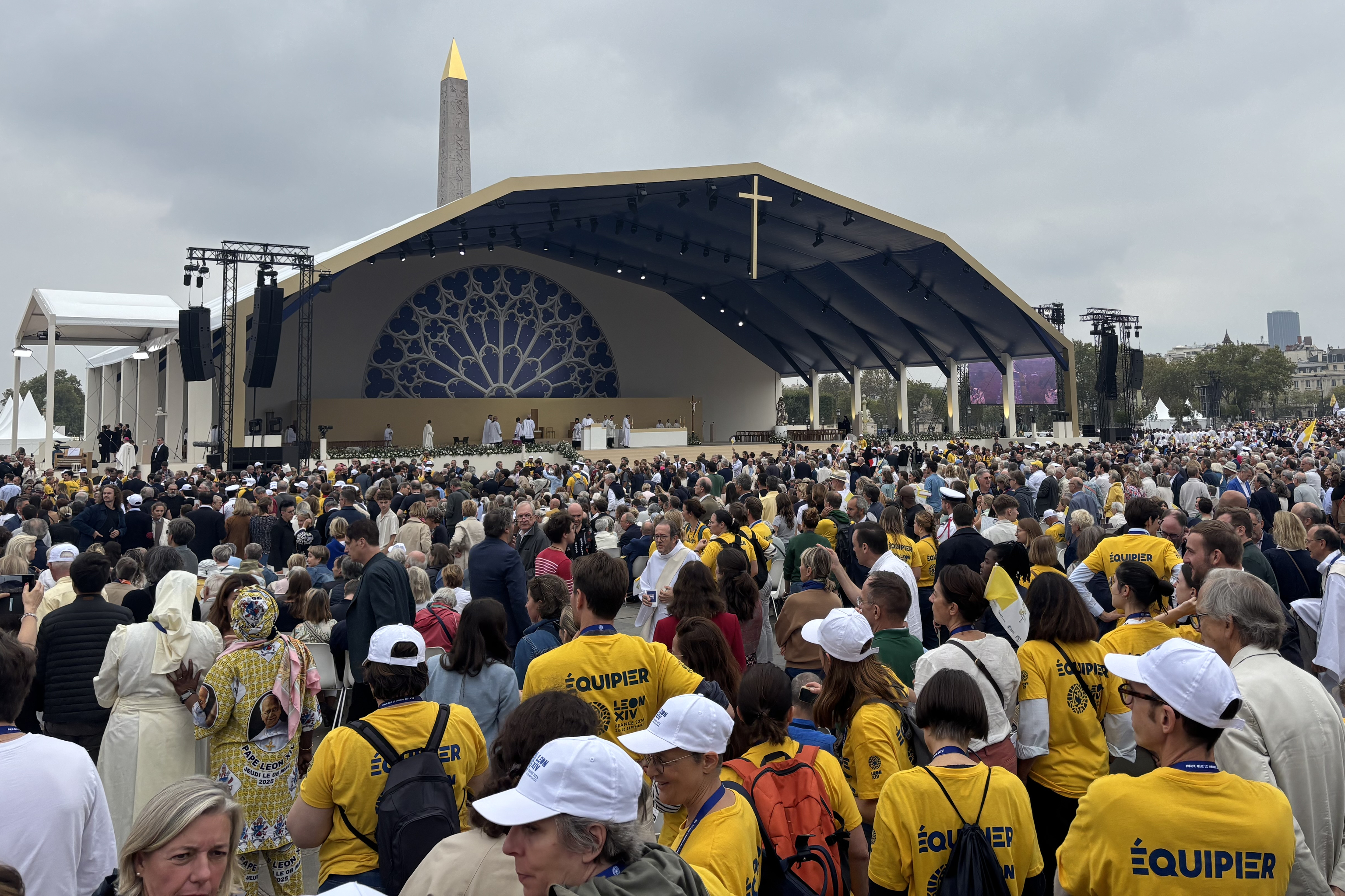 Más de 600.000 fieles asisten a la misa del Papa en los Campos Elíseos
