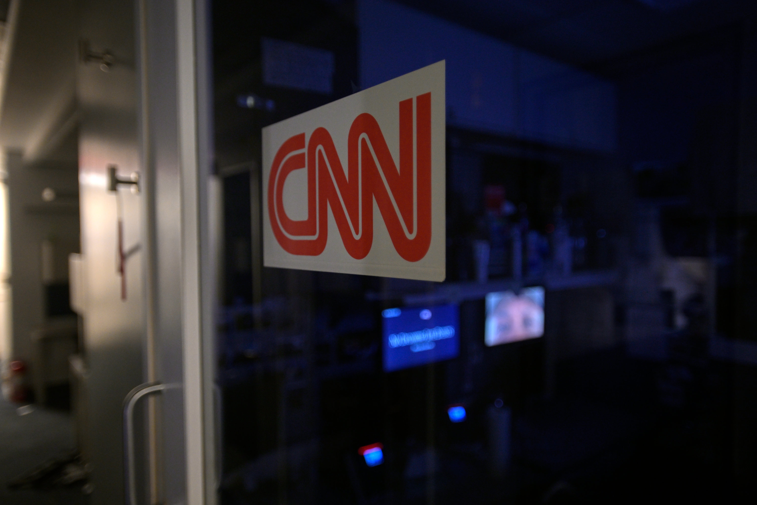 La Casa Blanca desafía la orden de un juez federal y vuelve a vetar a la CNN