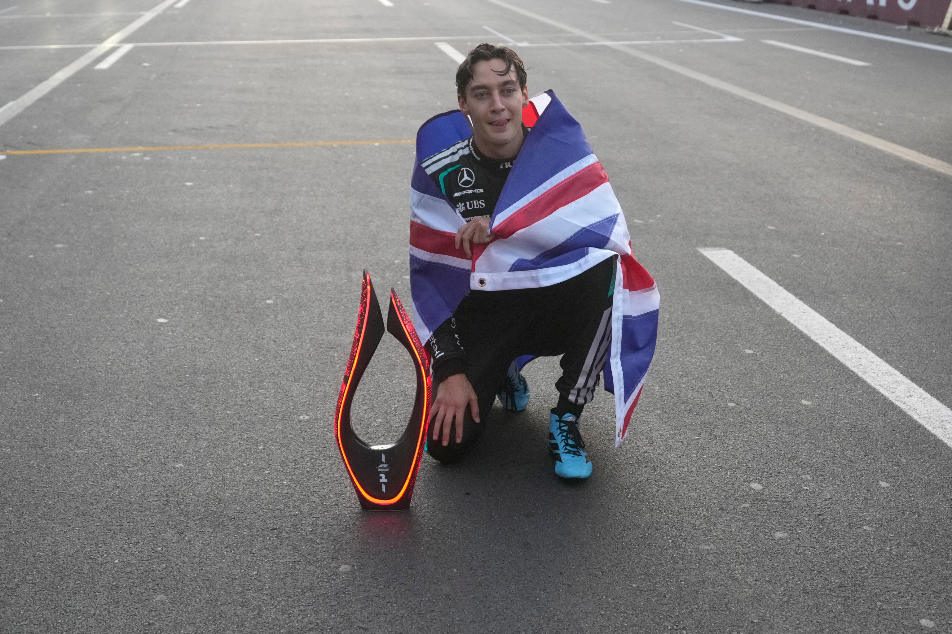Russell vence en Bakú y Antonelli minimiza los daños