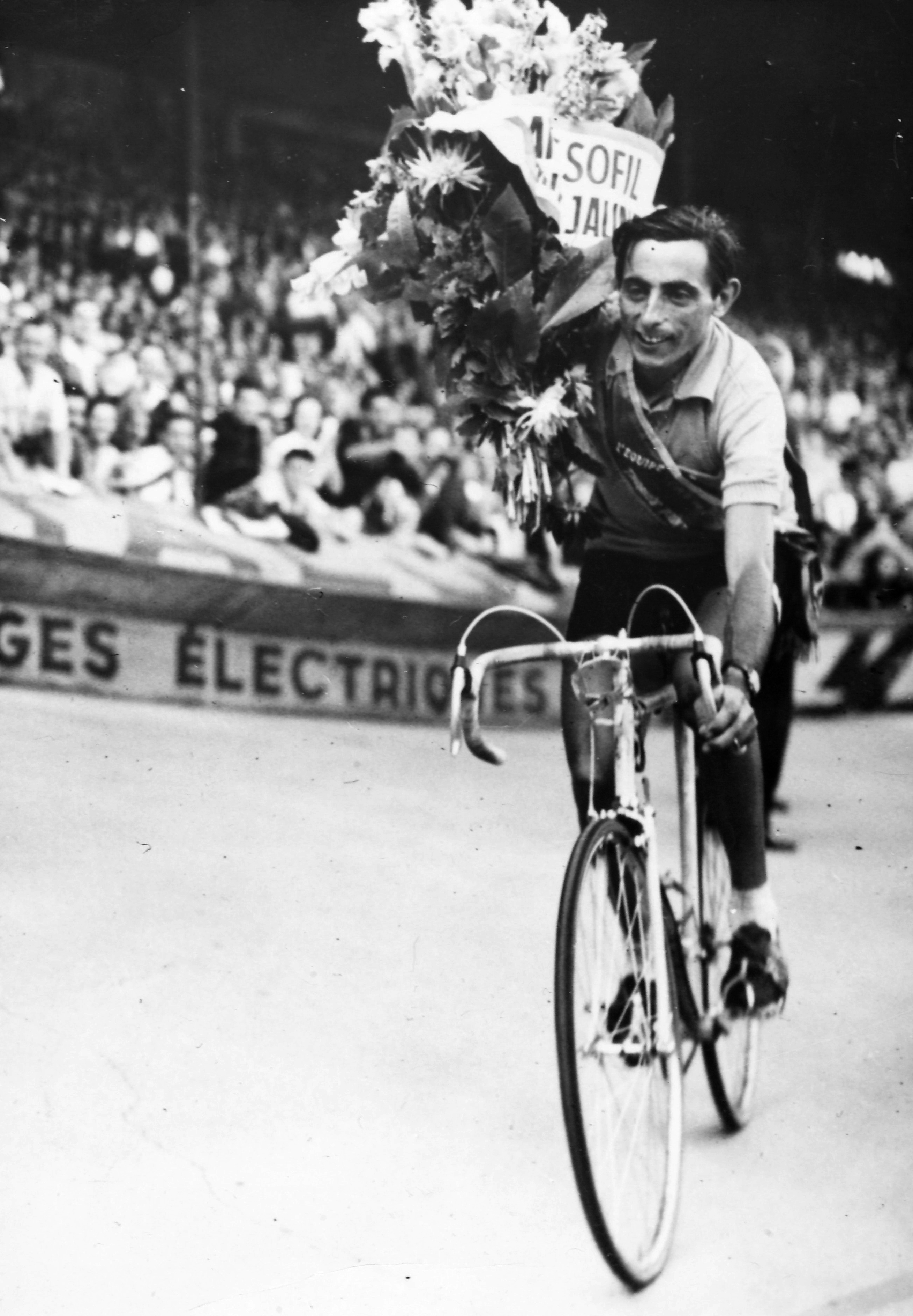 El día que Fausto Coppi escandalizó al Papa Pío XII: ganó el Mundial de 1953 y lo celebró con su esposa y amante