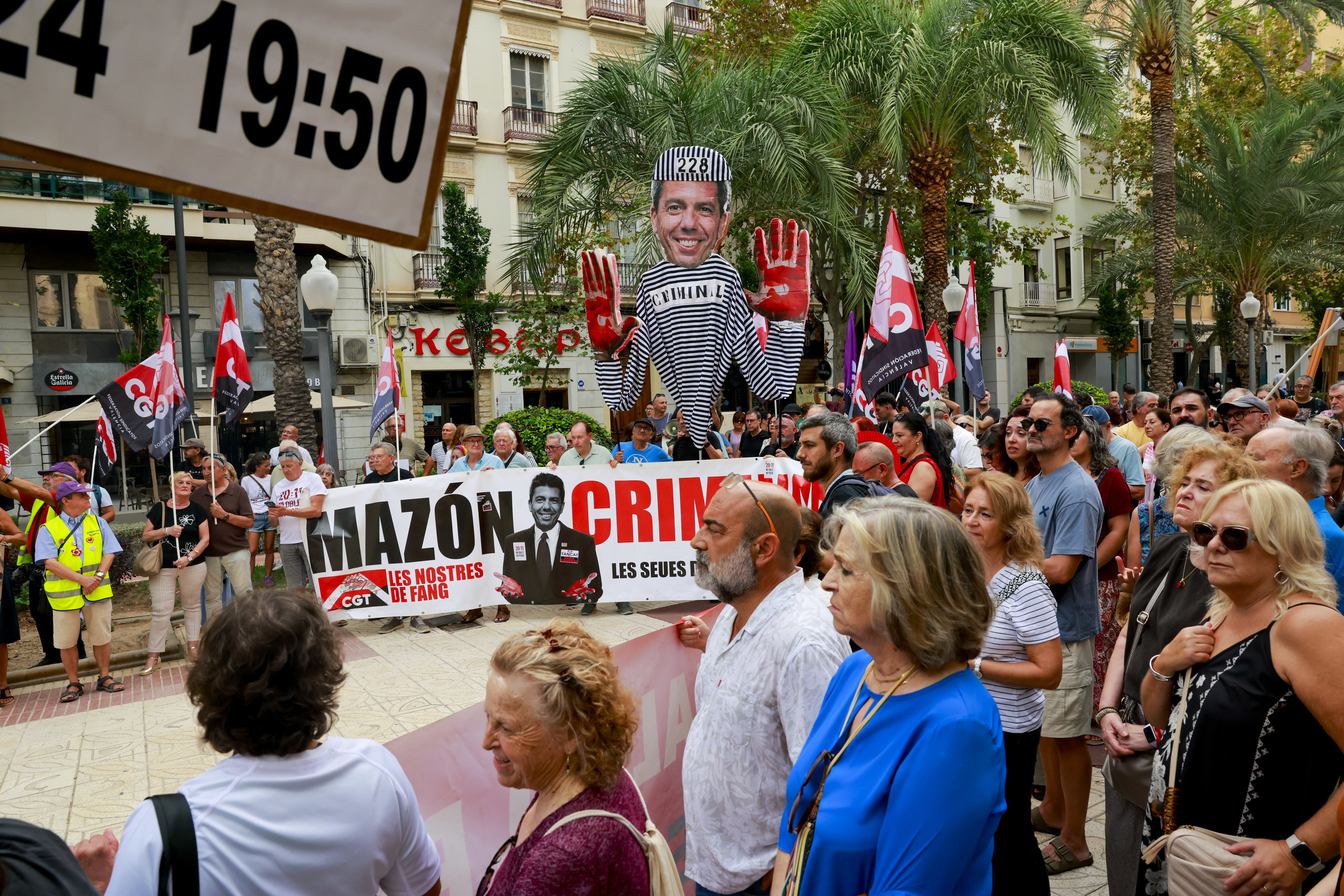 Las asociaciones de víctimas de la dana se concentran en Alicante para pedir prisión para Mazón