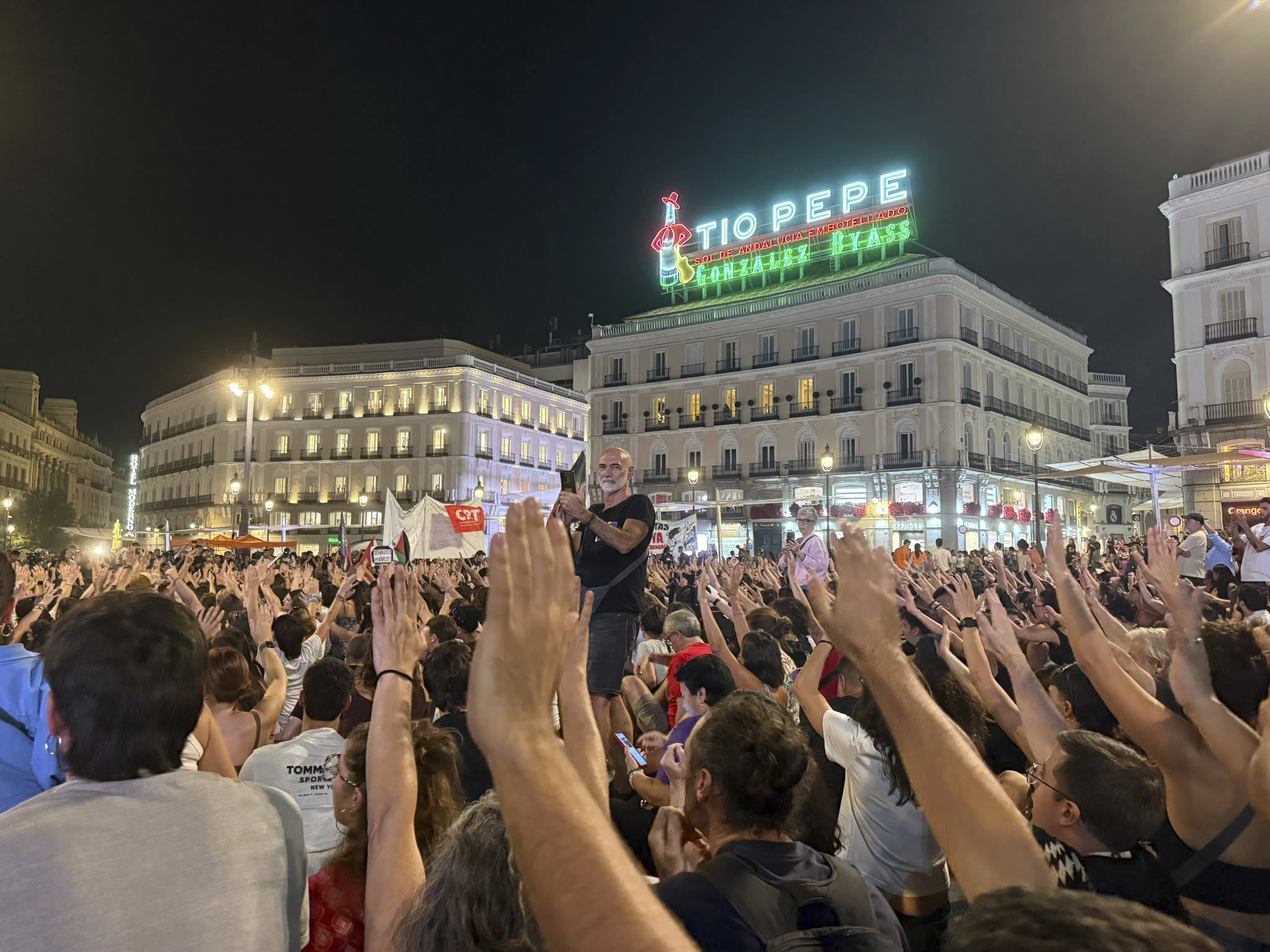 Almeida exige al Gobierno de Sánchez que actúe ante la acampada de Sol y denuncia su "dejación de funciones"