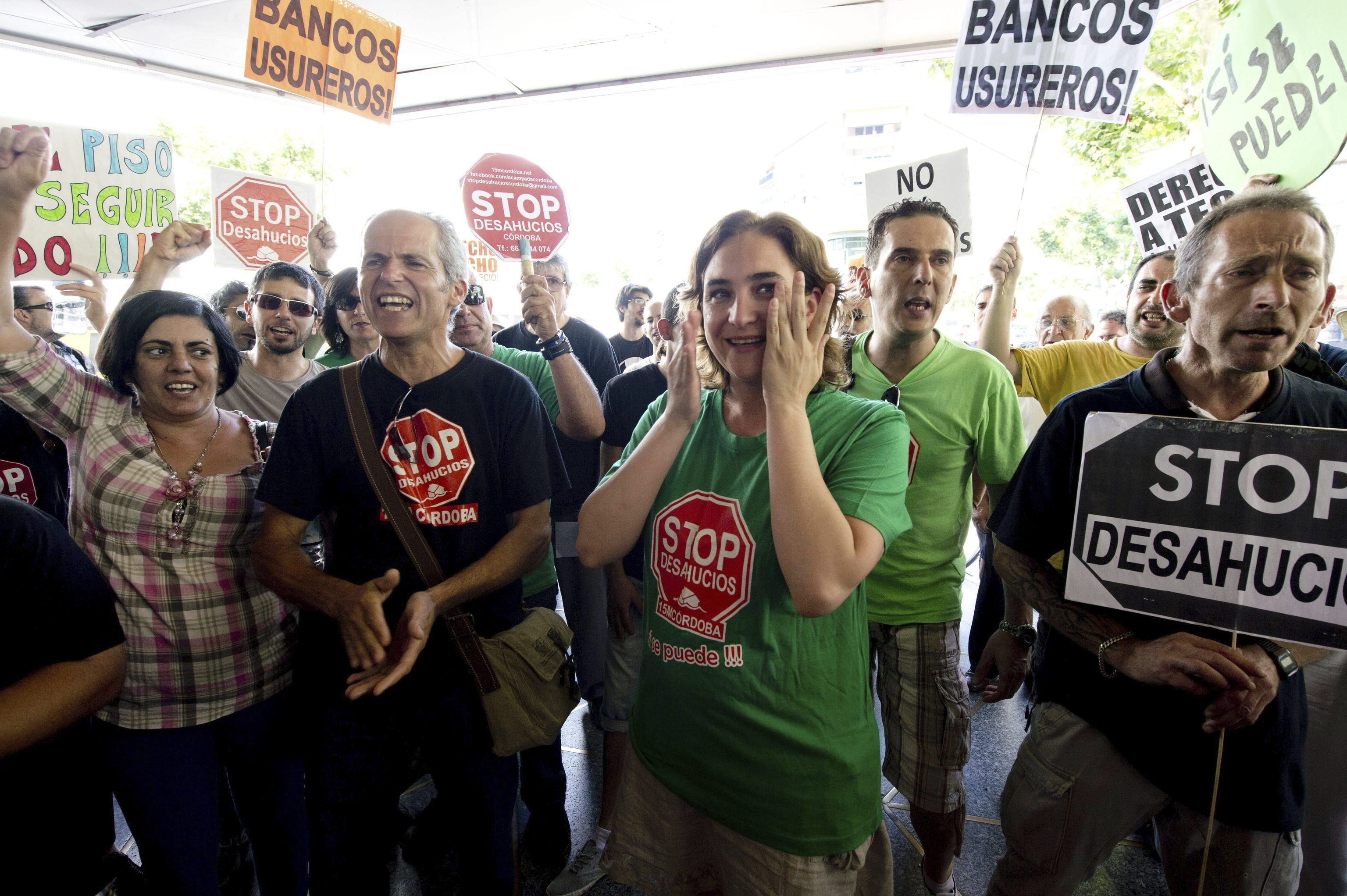 Colau aprovecha el vacío de la izquierda para recolocarse: "Es muy hábil, empezó parando desahucios y regresa con este 15-M de vivienda"