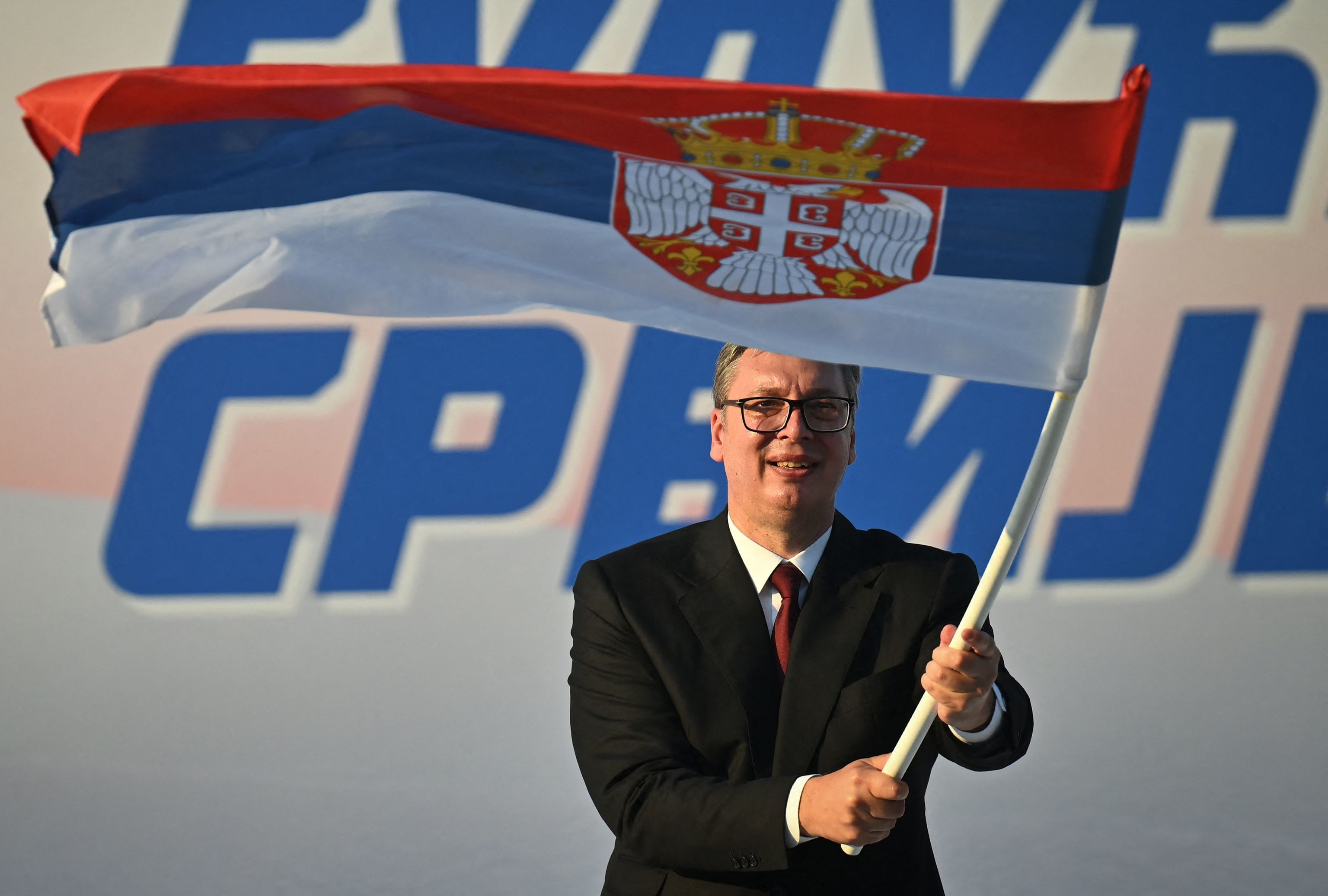 El presidente de Serbia, Aleksandar Vucic, dimite antes de las elecciones parlamentarias de octubre