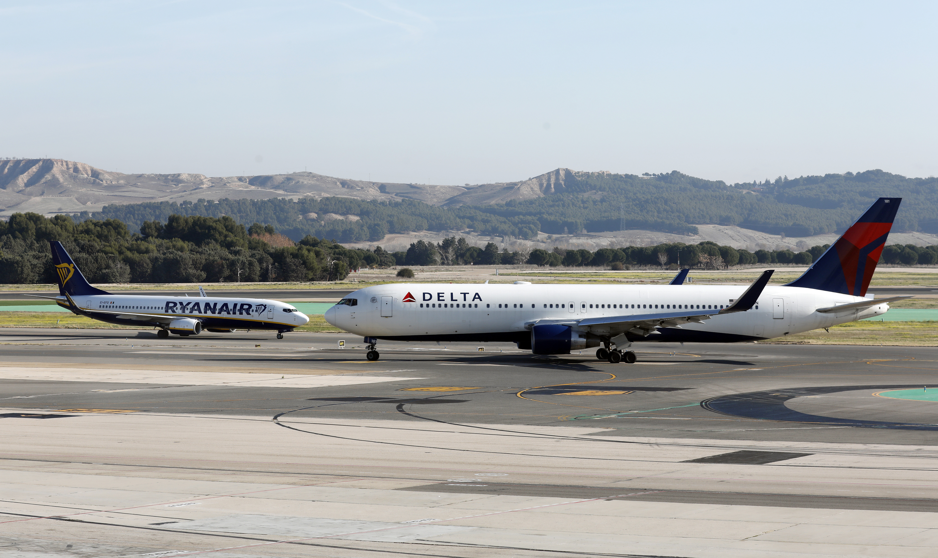 Un avión de Delta que despegó de Barcelona aterriza de emergencia en Oporto tras detectarse humo en la cabina