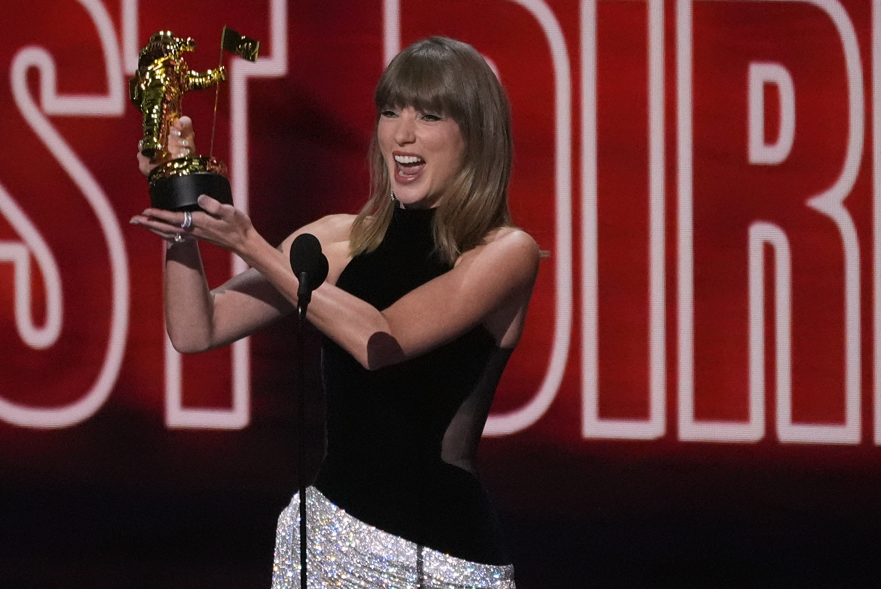 Taylor Swift supera a Beyoncé como la artista más premiada de los MTV Music Video Awards en una noche en la que Madonna arrasa como la artista del año