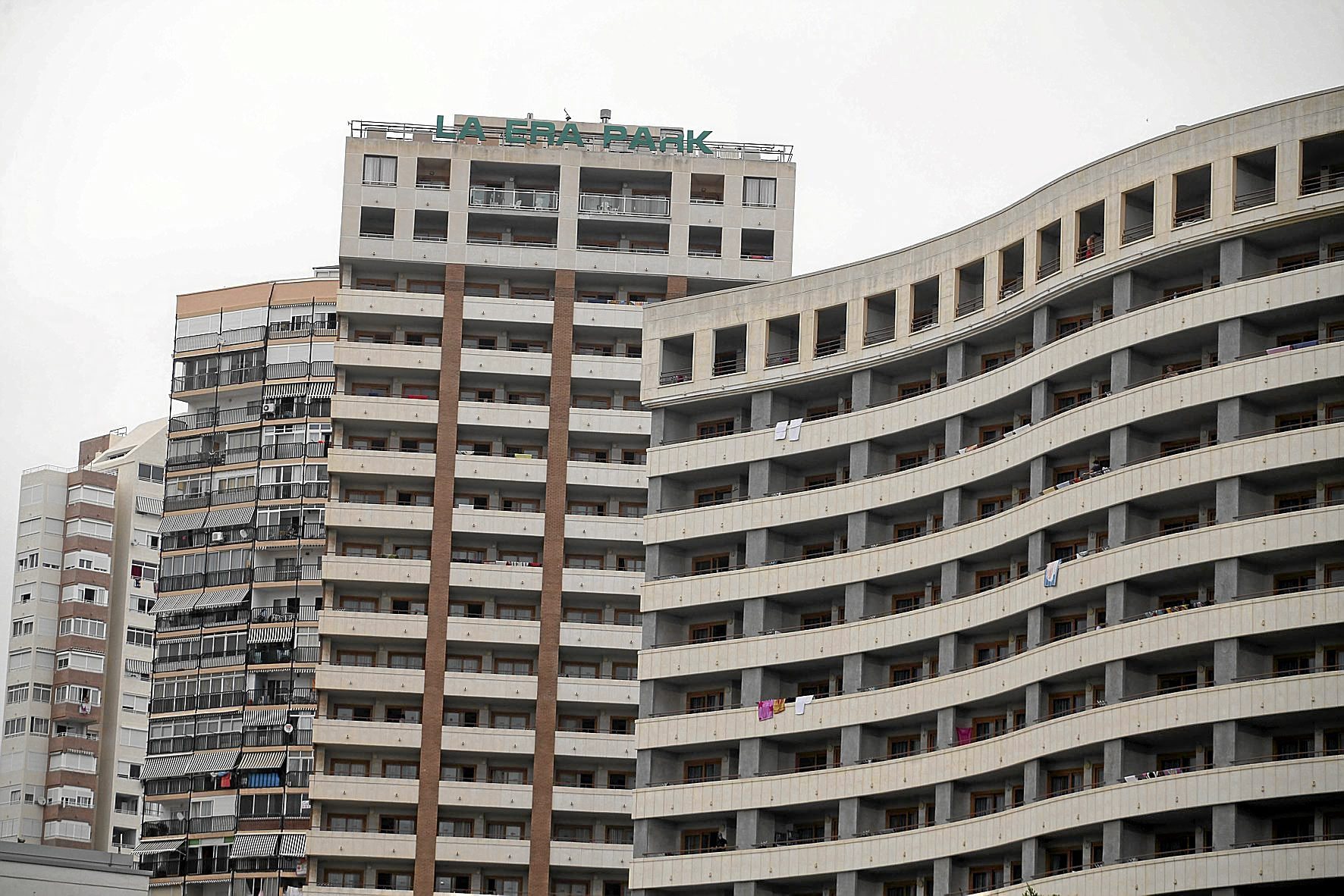 Una mujer se enfrenta a seis años de cárcel por cortar la cuerda de un albañil suspendido a una altura de 13 pisos en Benidorm