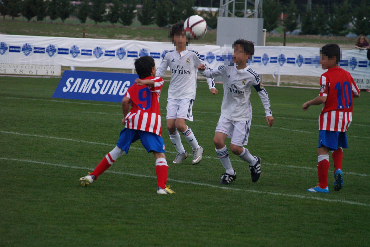 Los riesgos de los cabezazos en el fútbol infantil: por qué preocupa su impacto en el cerebro de los niños