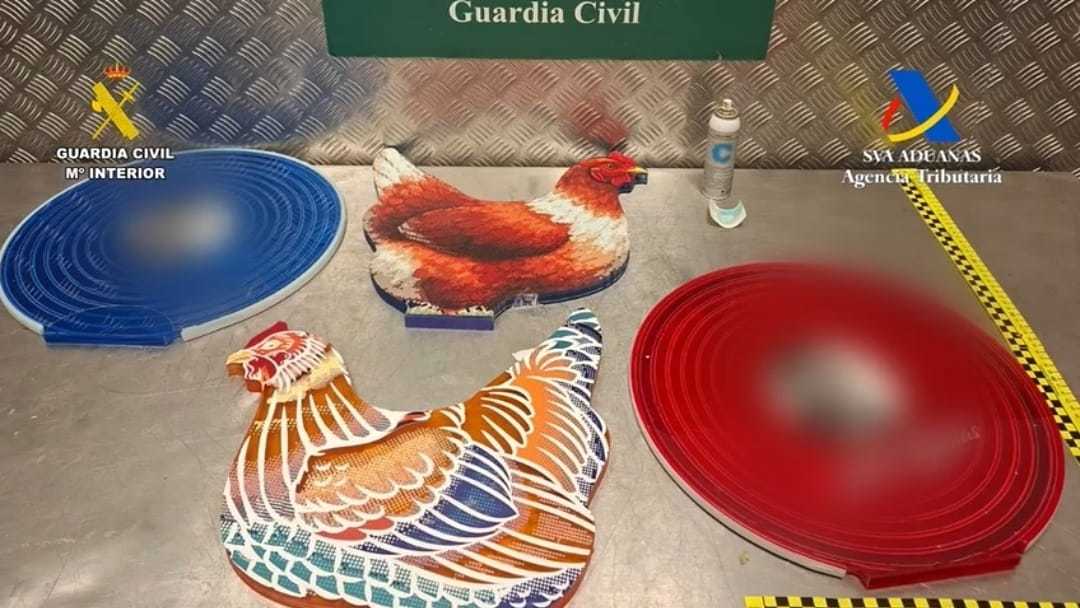 Incautados en Barajas más de seis kilos de cocaína ocultos en piezas artesanales que venían de Colombia