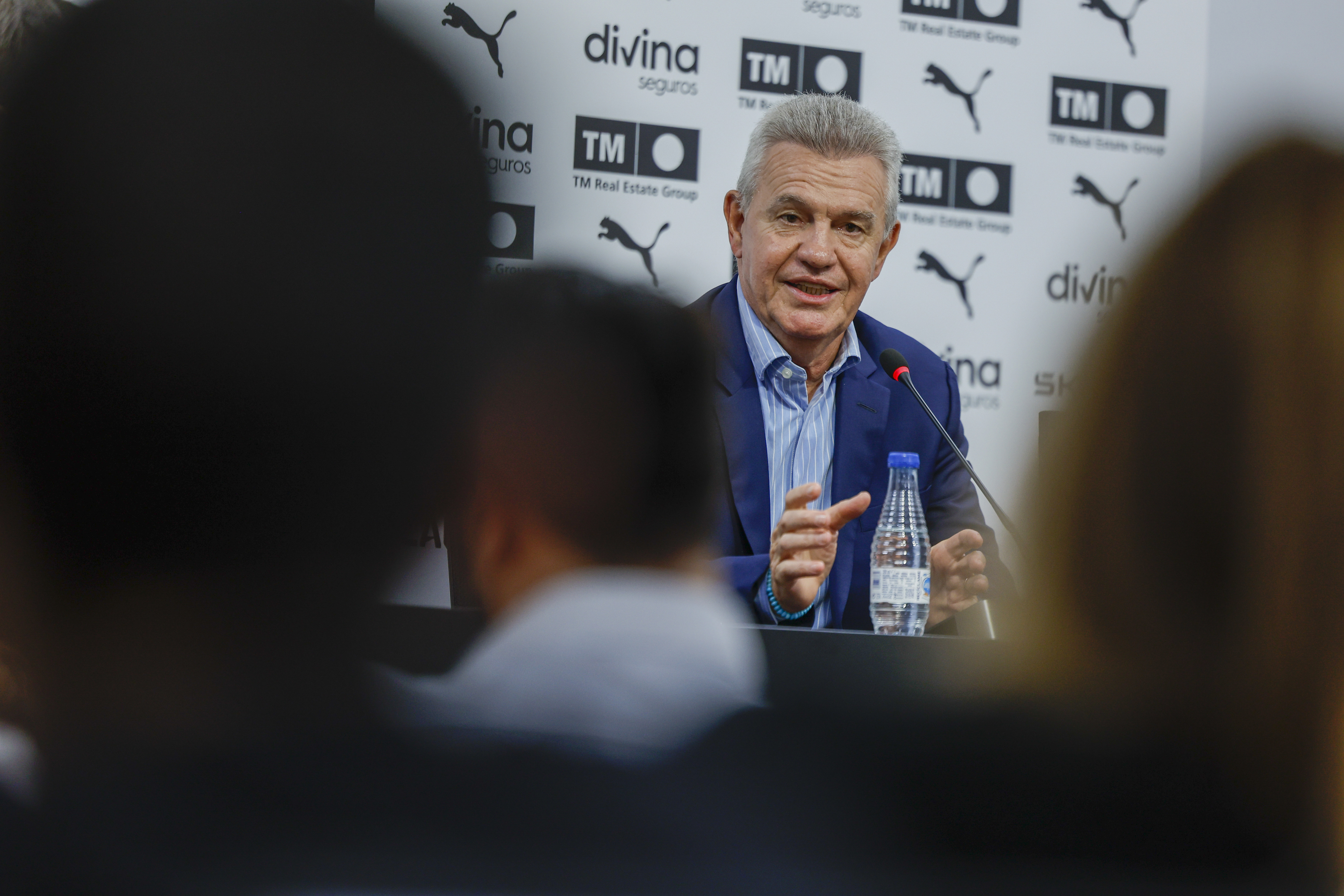 Javier Aguirre: "Intentaré canalizar el peso de la camiseta para que sea un orgullo. Con la historia del Valencia no puedes deambular en el campo"
