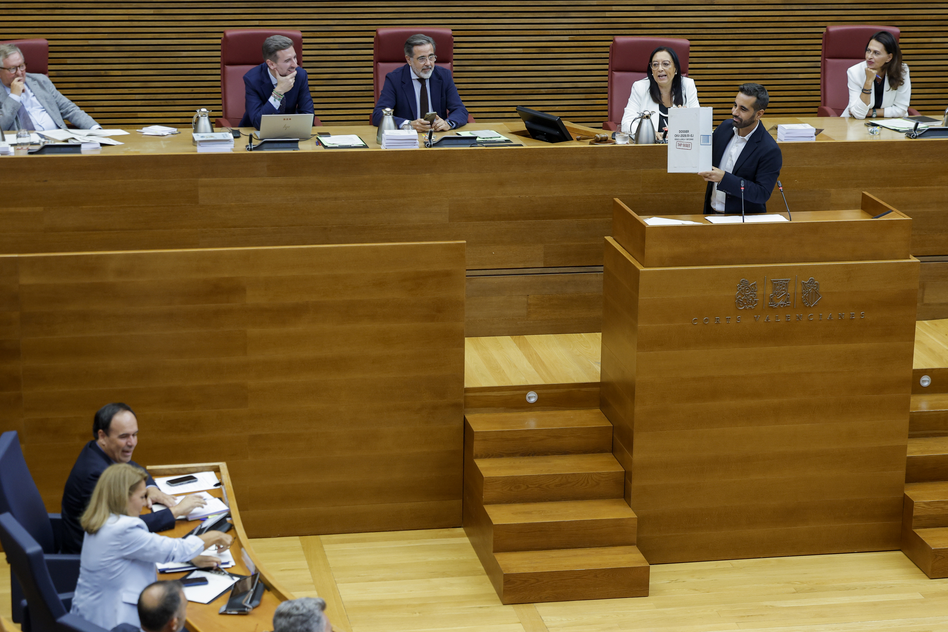 El PSOE hurga en la "interinidad" de Pérez Llorca y Compromís lanza su programa electoral