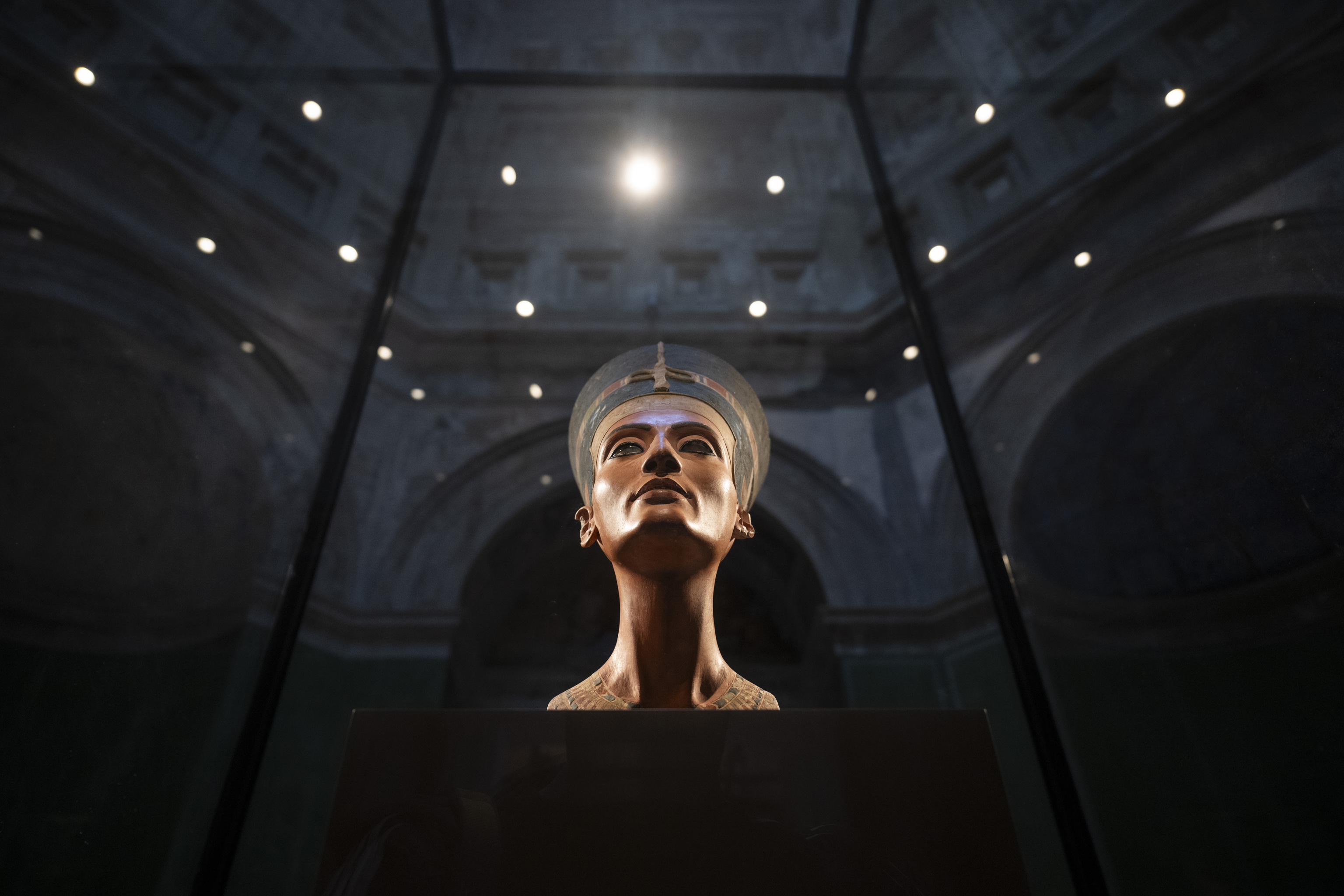 Nefertiti, la reina detrás del muro