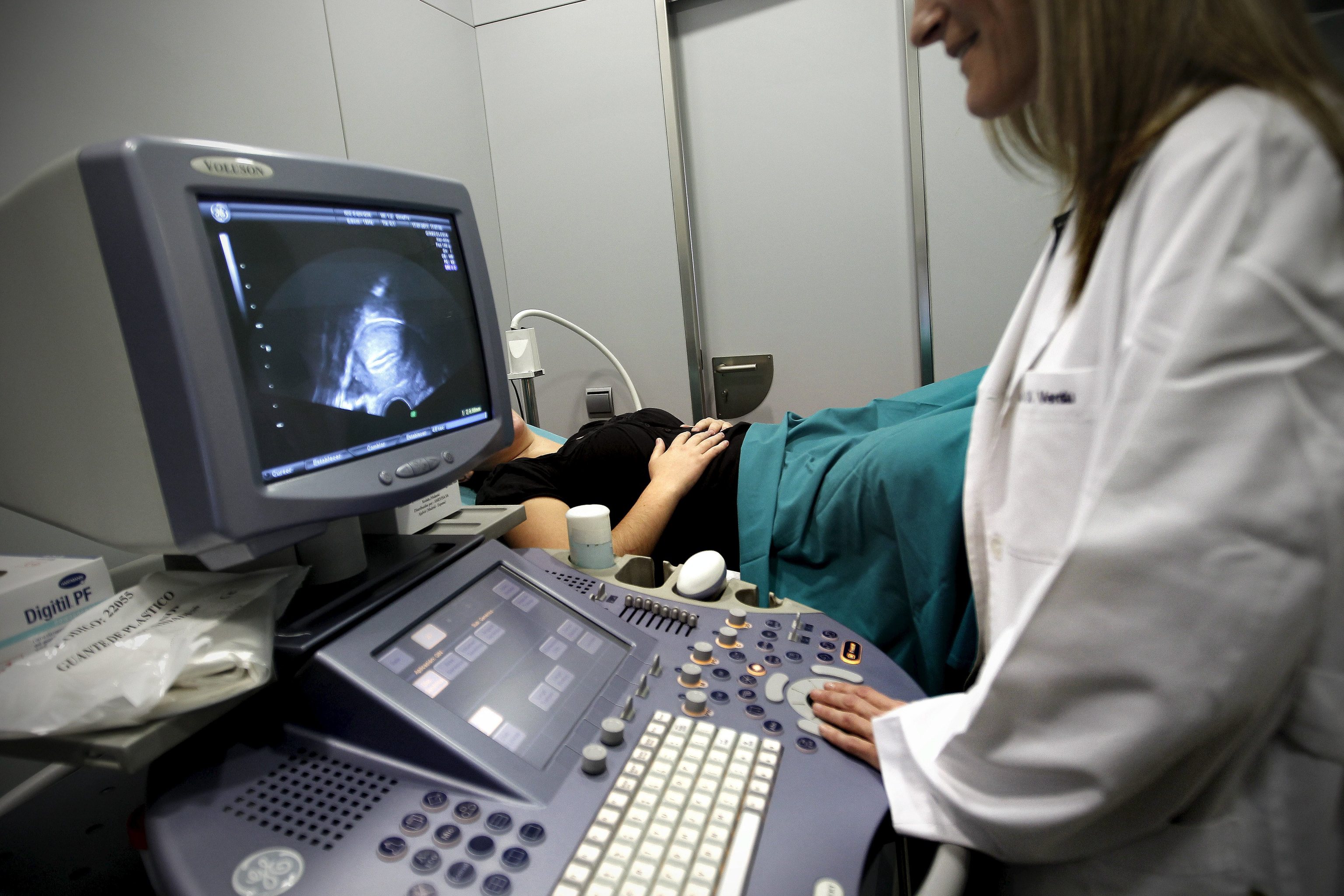 Las incógnitas de los médicos ante el nuevo plan de aborto de Mónica García: falta de ecógrafos y de formación y objeción de conciencia en el horizonte