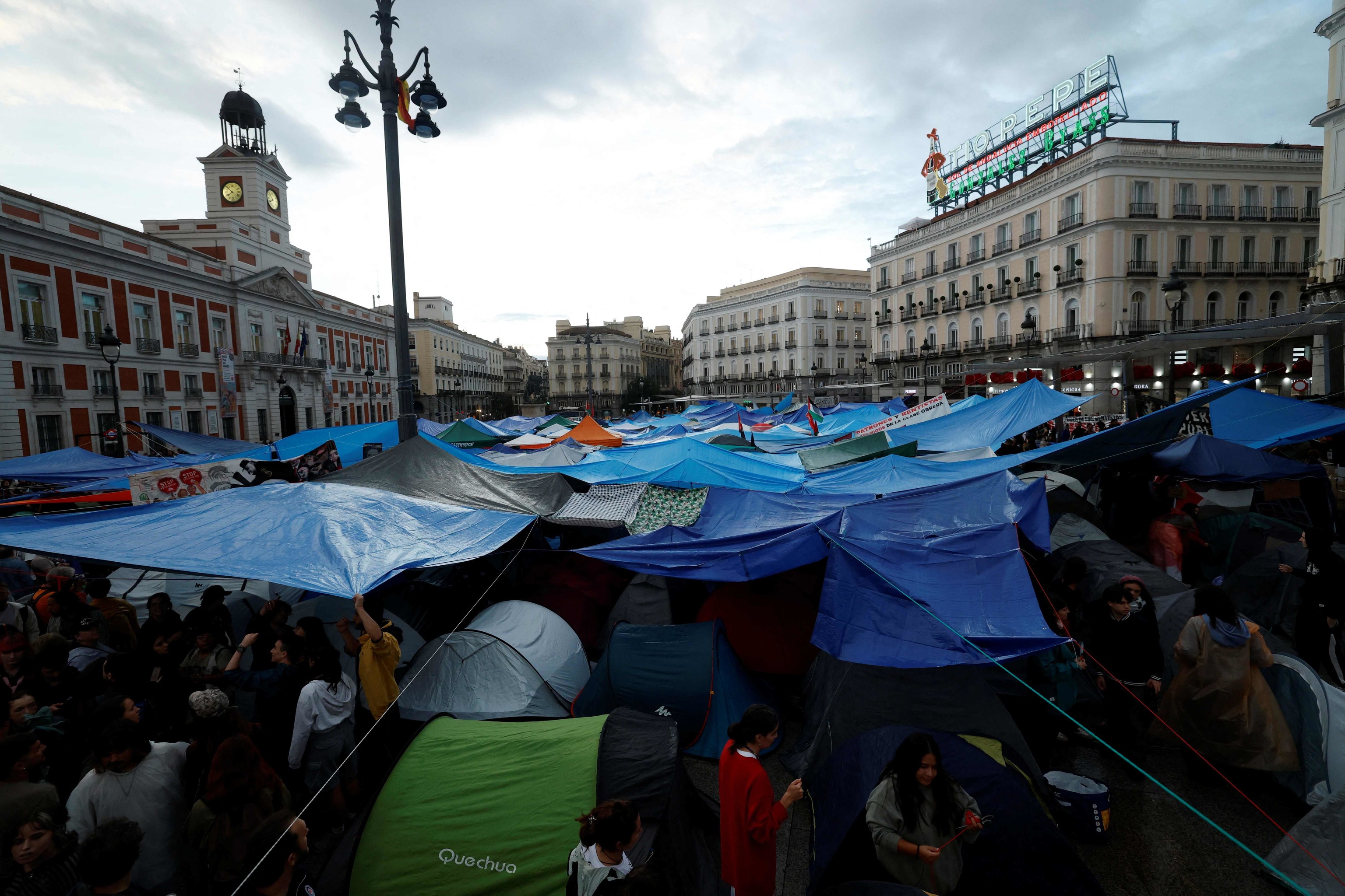 La Comunidad ve "premeditada" la permisividad en la instalación de la acampada en Sol: "En Ferraz no la hubieran permitido"