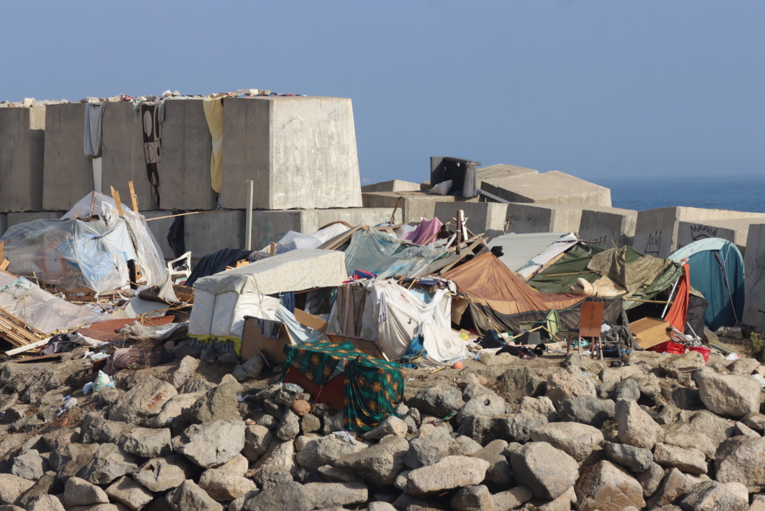 La Policía inicia el traslado de centenares de migrantes de la playa de Benítez hacia el Centro de Atención Temporal de Extranjeros de Ceuta