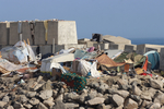 La Policía inicia el traslado de centenares de migrantes de la playa de Benítez hacia el Centro de Atención Temporal de Extranjeros de Ceuta