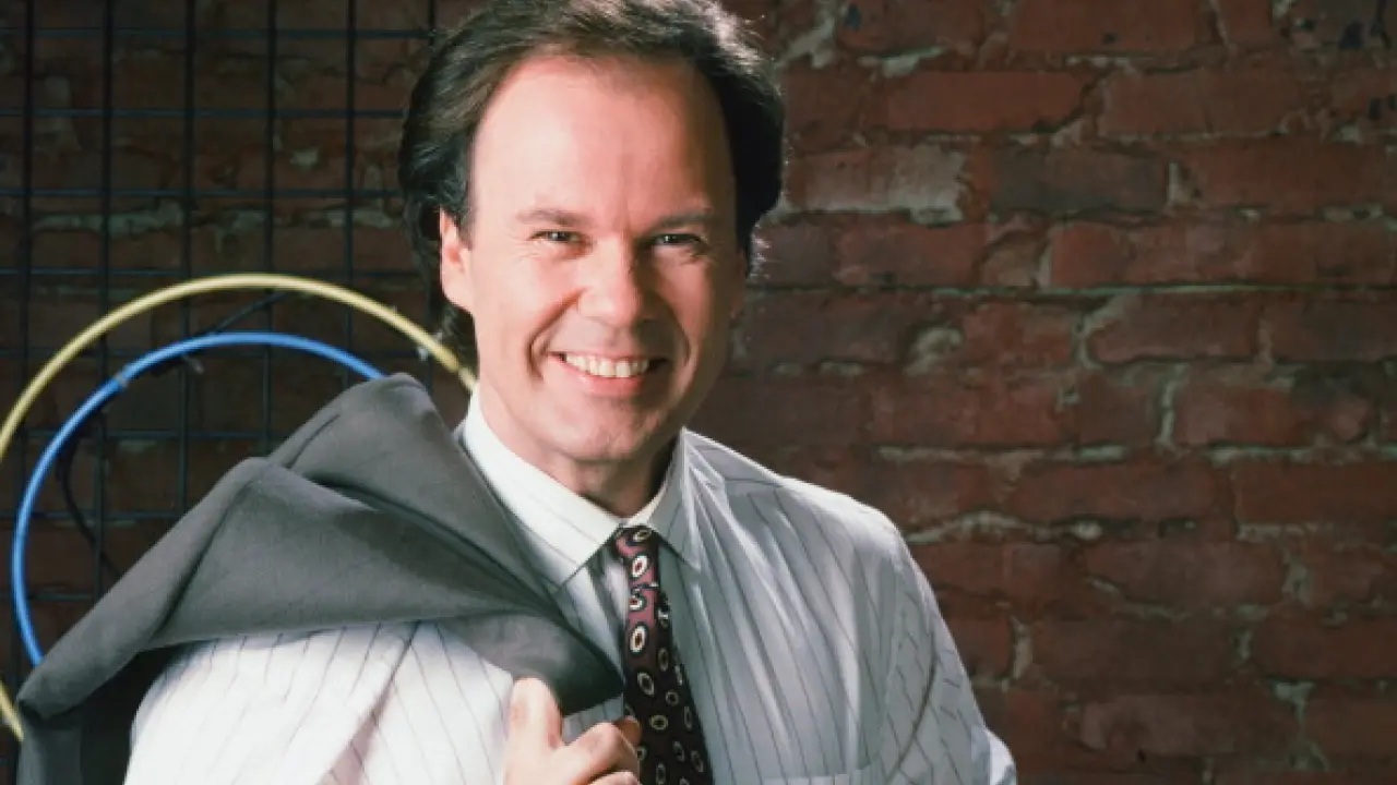 Muere a los 75 años Dennis Haskins, el señor Belding de 'Salvados por la campana'