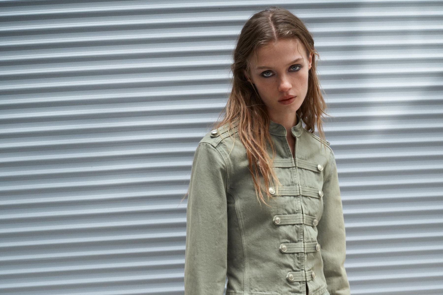 Las 10 nuevas prendas de Zara y Mango que no te quitarás este otoño: de la chaqueta que combina con todo a la blusa estampada de la que habla todo el mundo