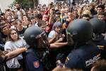 Los manifestantes de Sol frenan un nuevo desahucio a escasos metros de Callao: "Este lo hemos detenido"