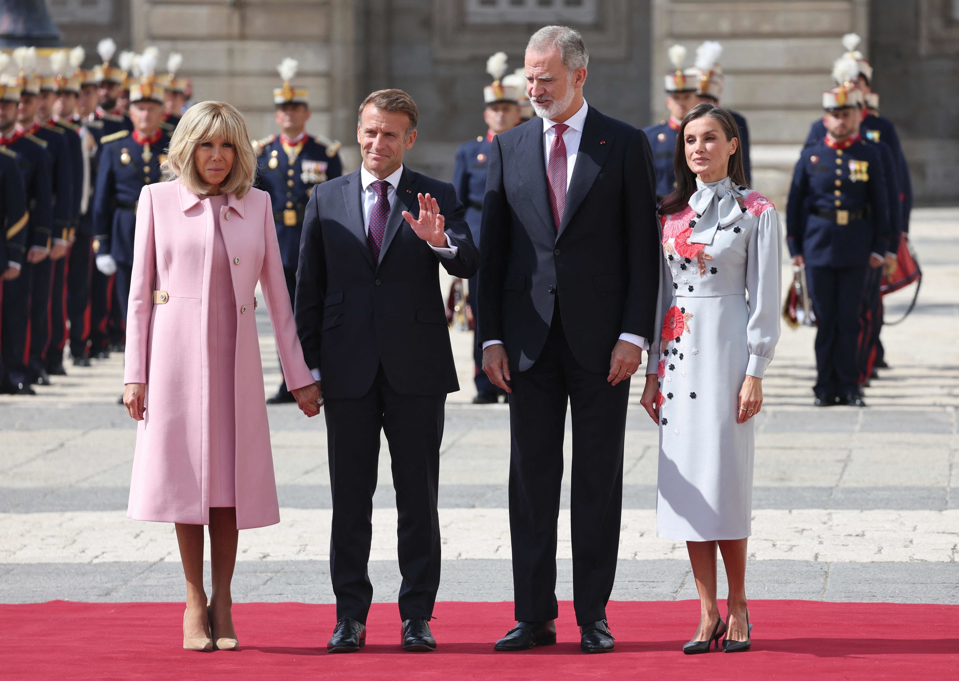 Los Reyes dan la bienvenida en el Palacio Real a Emmanuel y Brigitte Macron en el arranque de su visita oficial a España