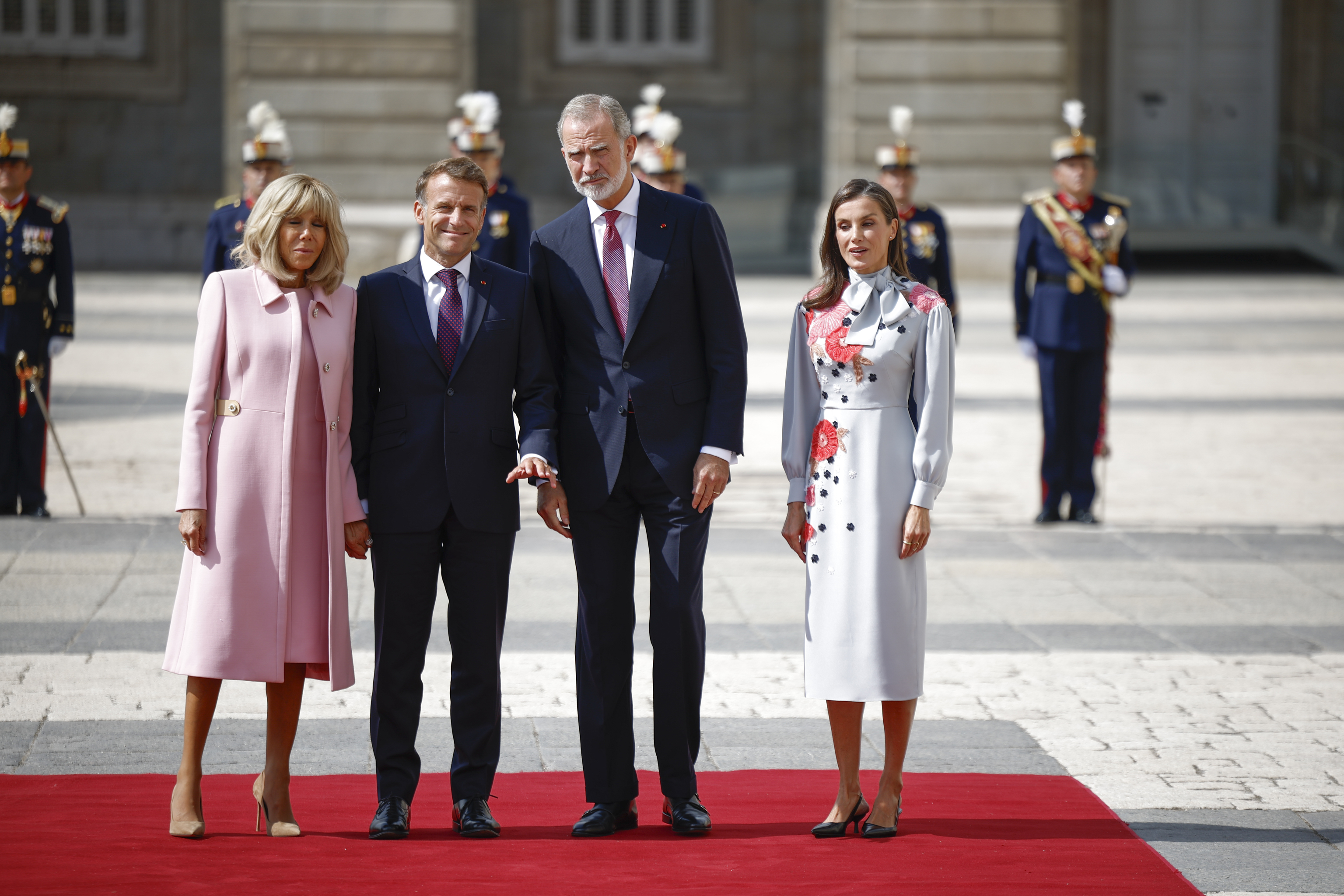 La Reina Letizia contraataca el Louis Vuitton de Brigitte Macron con un diseño de Pertegaz e Isabel Díaz Ayuso pone el toque taurino en el comienzo de la visita de Estado del presidente francés