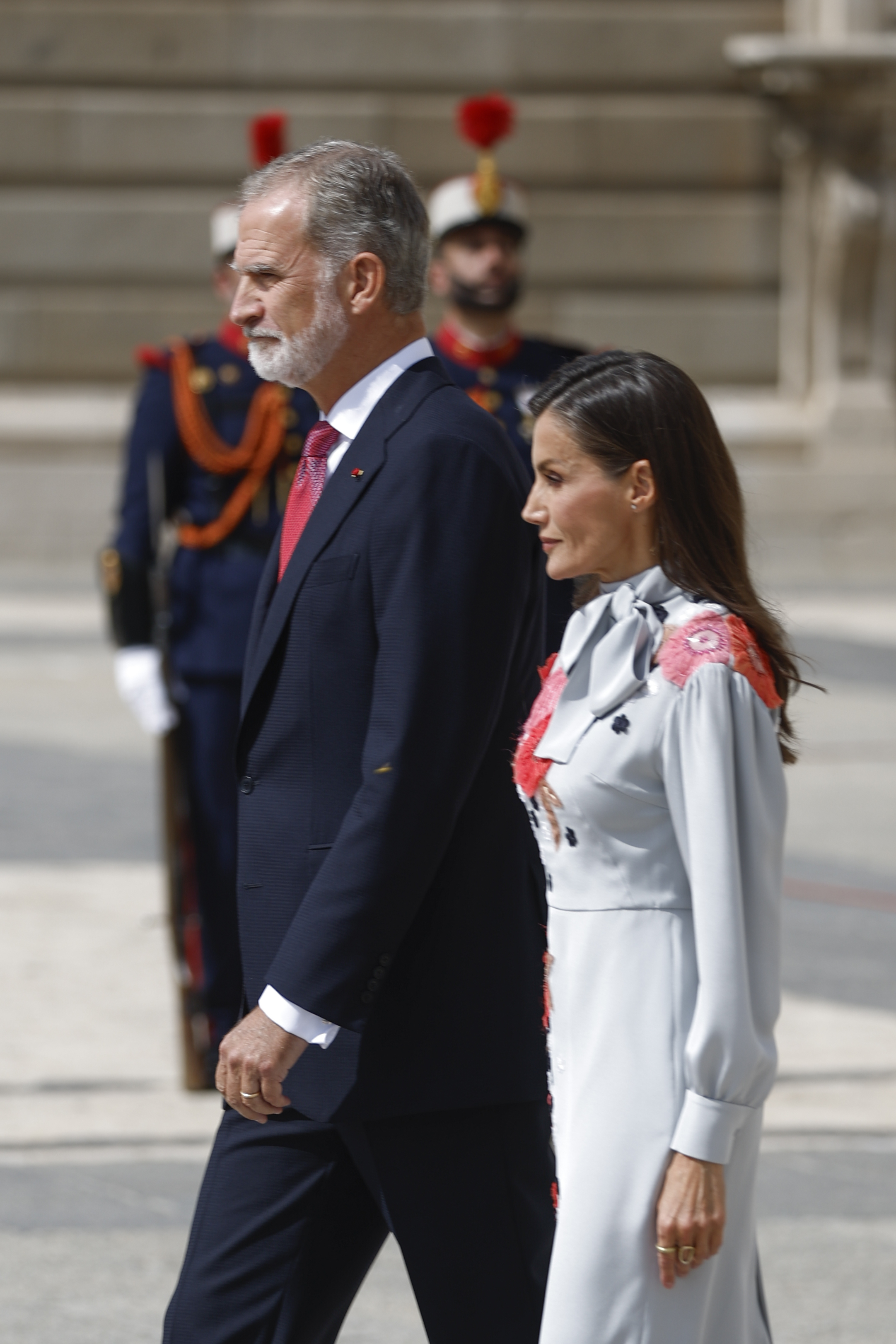 La Reina Letizia contraataca el Louis Vuitton de Brigitte Macron con un diseño de Pertegaz e Isabel Díaz Ayuso pone el toque taurino en el comienzo de la visita de Estado del presidente francés