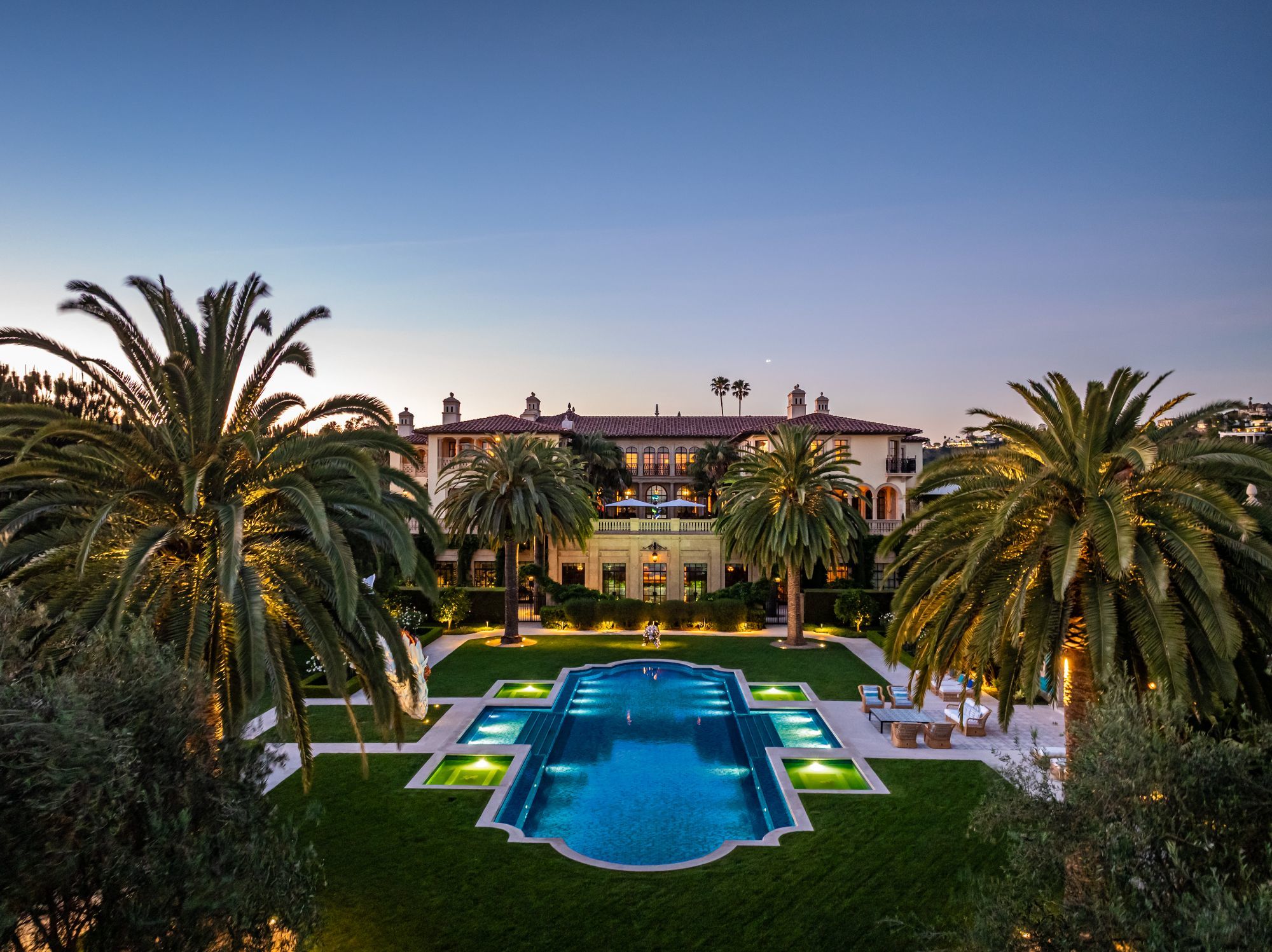 400 millones por la casa más cara en la historia de EEUU: 59 baños, 39 dormitorios, una cocina de 300 metros cuadrados, 3 piscinas, búnkeres para obras de arte, una sala de rayos X, un cine...