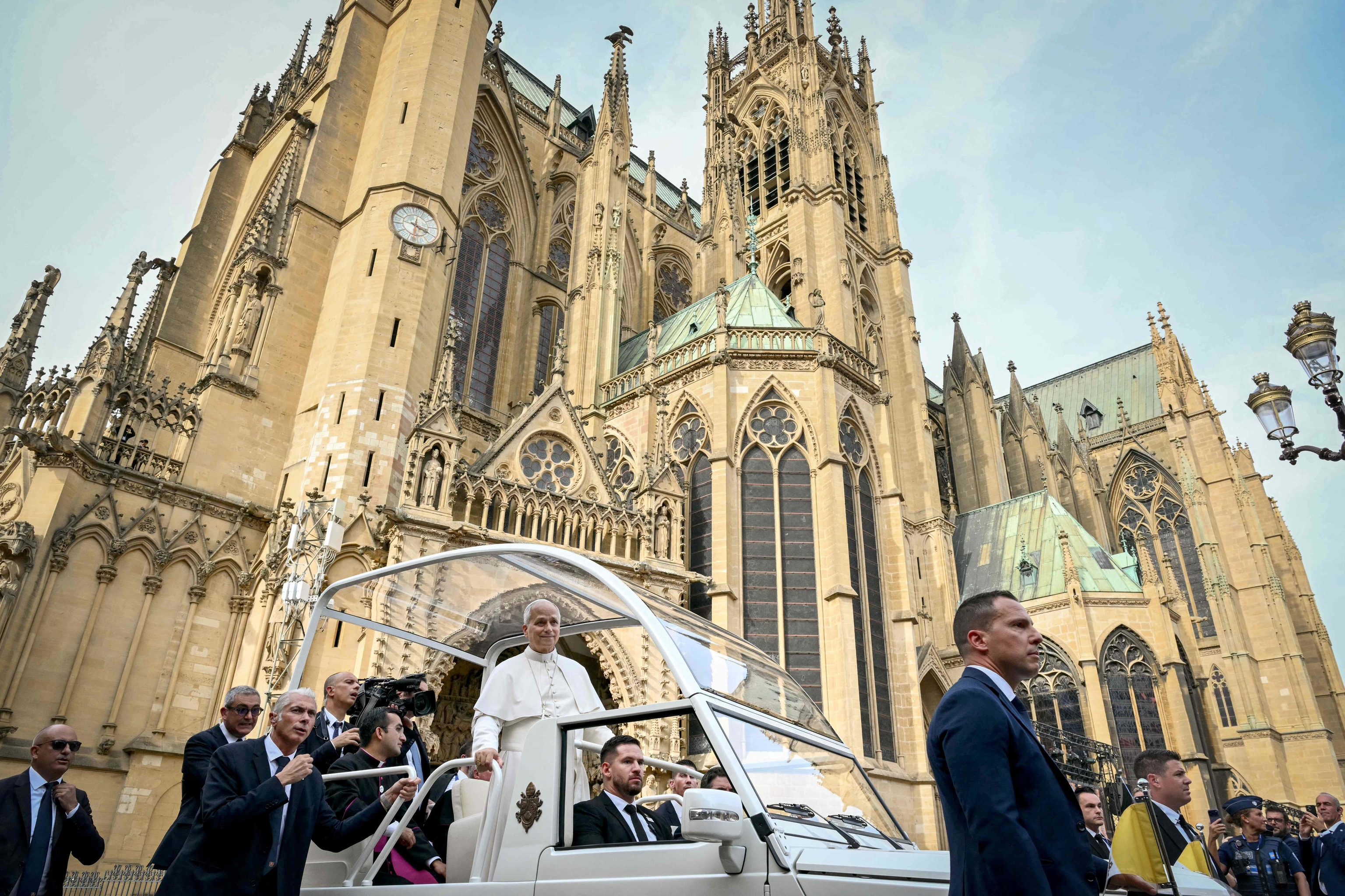 Macron, el Papa y la guillotina