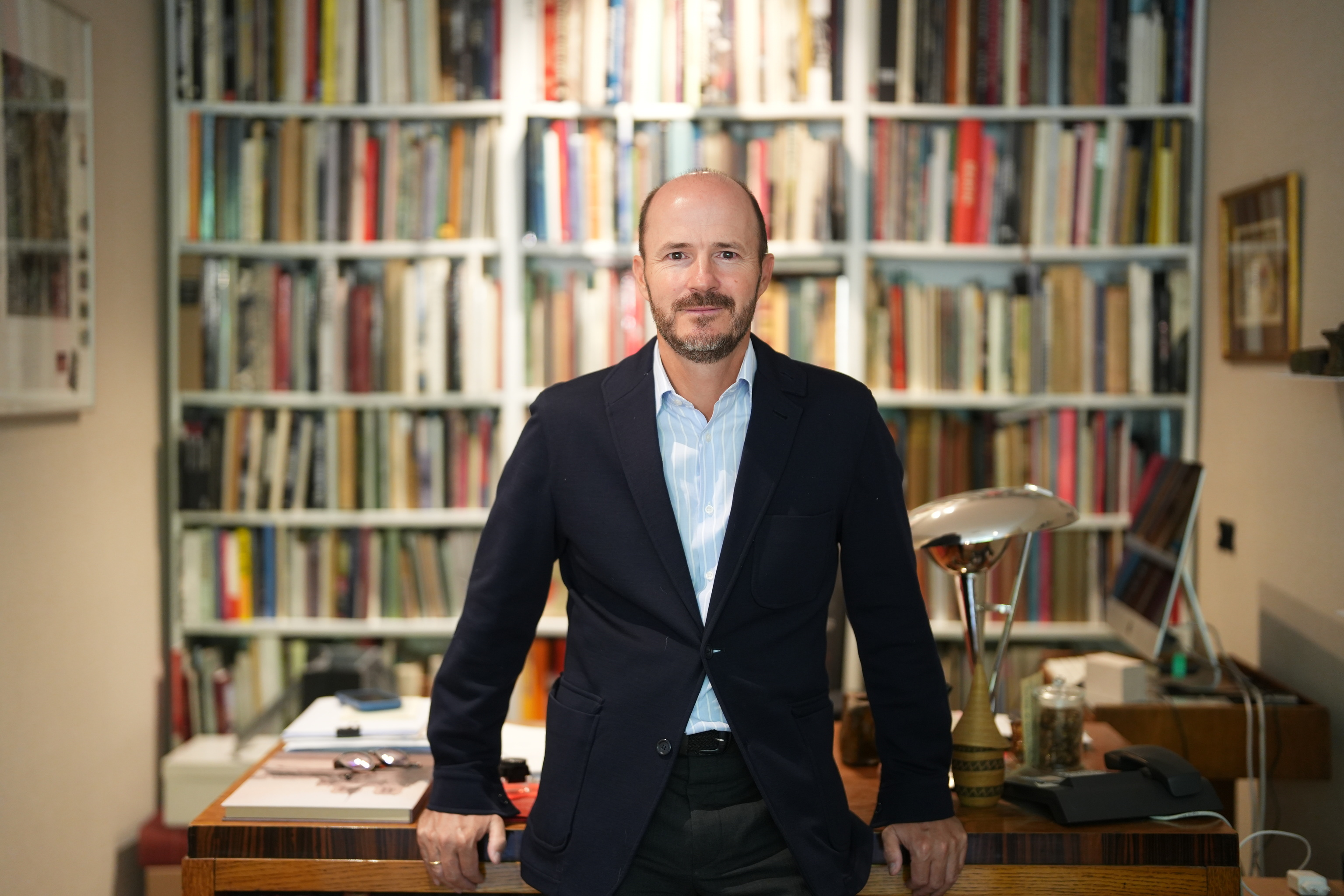 El editor de los libros de los museos icónicos desde hace 45 años: 10 profesionales y tres años por ejemplar para que no sólo "queden bien en el salón"