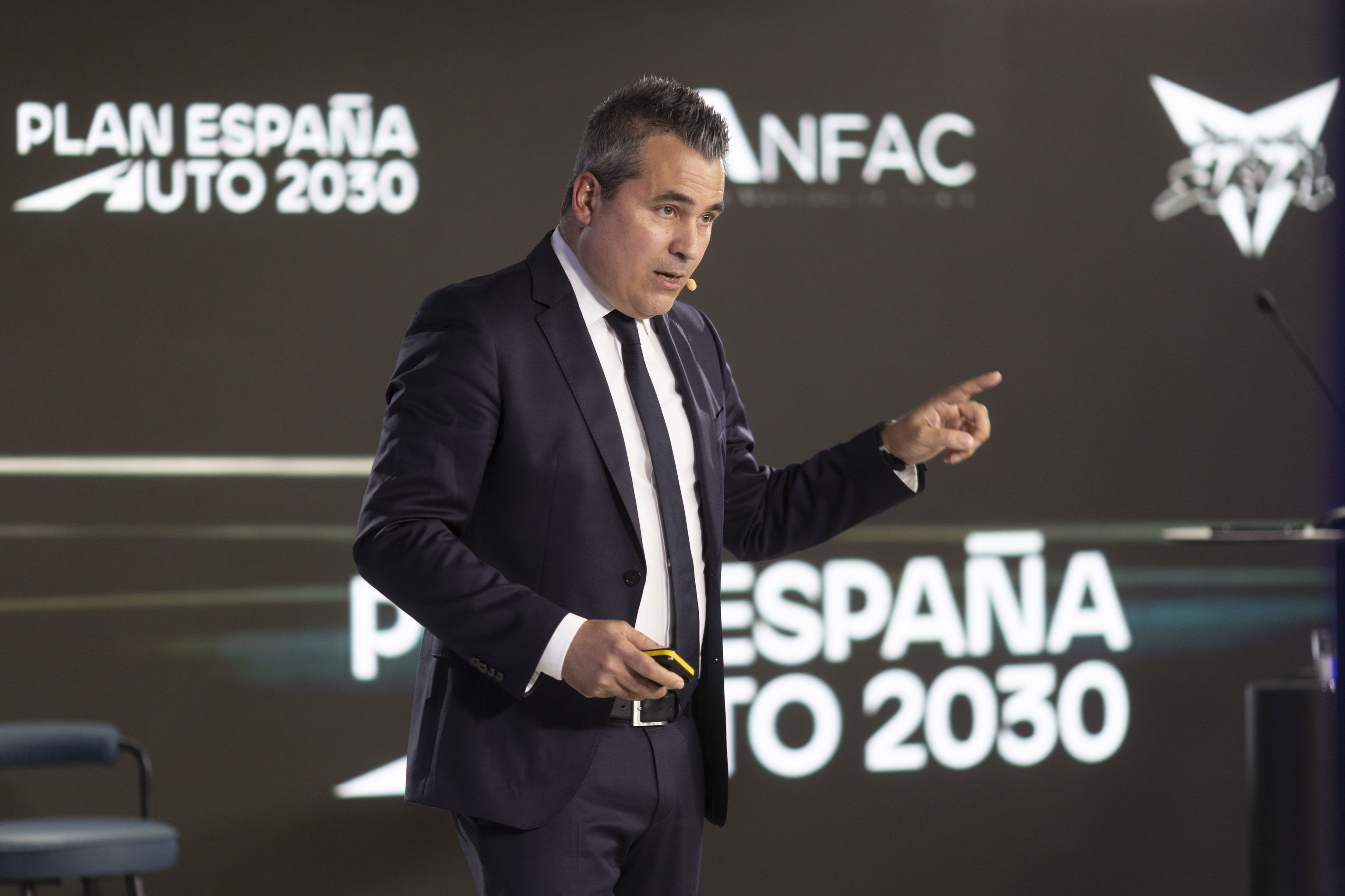 Simón y Recasens dan salida a la mayoría de directivos cercanos a Escribano y reducen el tamaño de la cúpula de Indra
