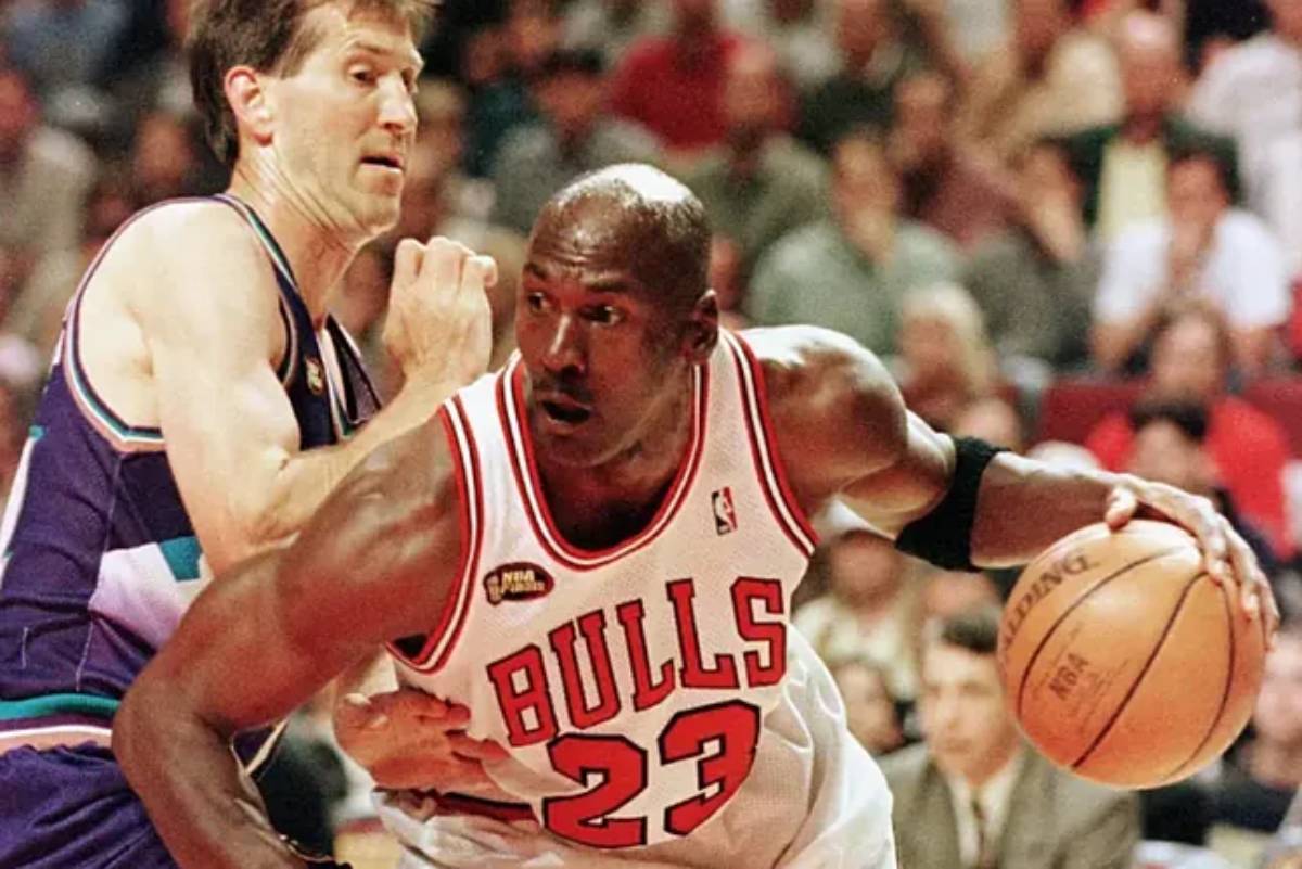 Una camiseta de Michael Jordan usada en las Finales de 1998 se vende por 12,26 millones