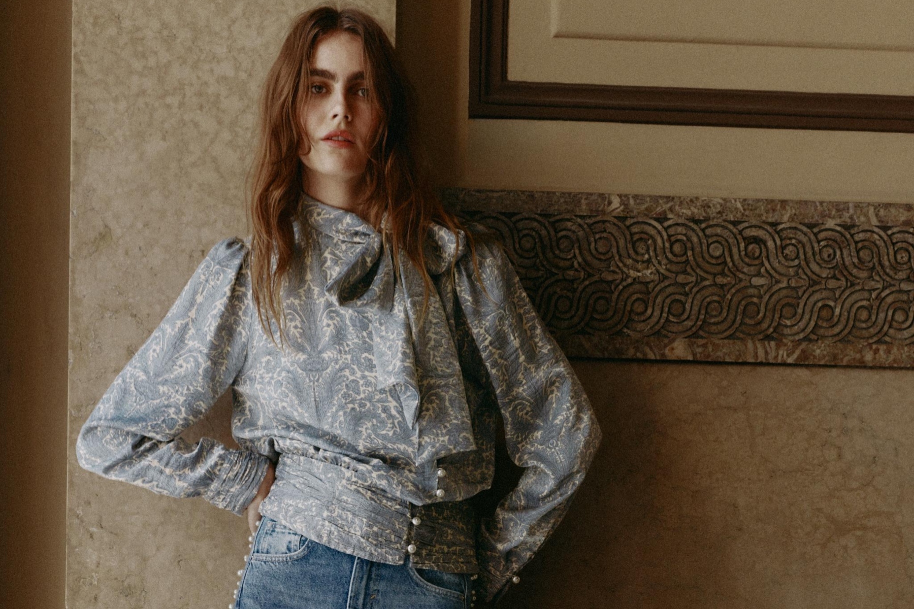 Adiós a las camisas aburridas de siempre: las 8 blusas estampadas de Zara que elevan los looks con vaqueros y bailarinas este otoño