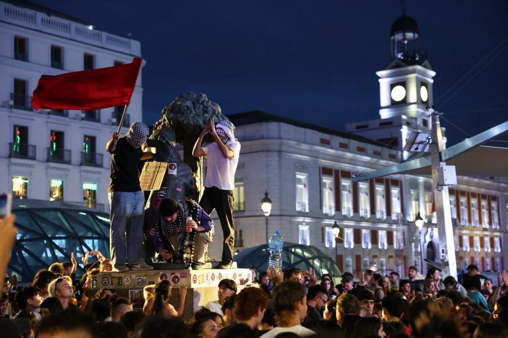 Almeida enviará un documento a Marlaska y a Delegación del Gobierno con fotografías de adoquines, cuchillos de grandes dimensiones y hornillos en la acampada de la Puerta del Sol