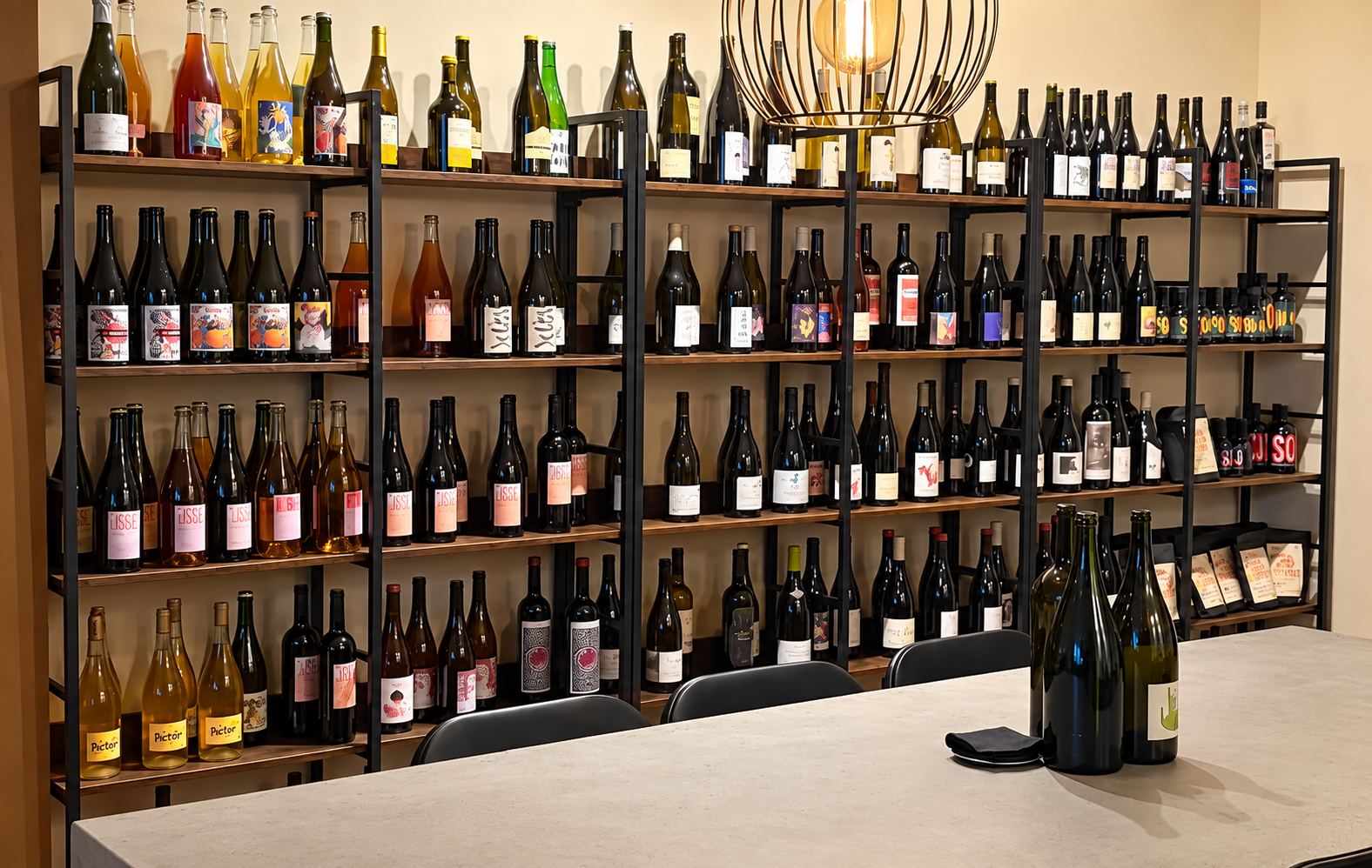 Vinos, salazones y vinilos: el nuevo bar del centro que recupera la Málaga más auténtica