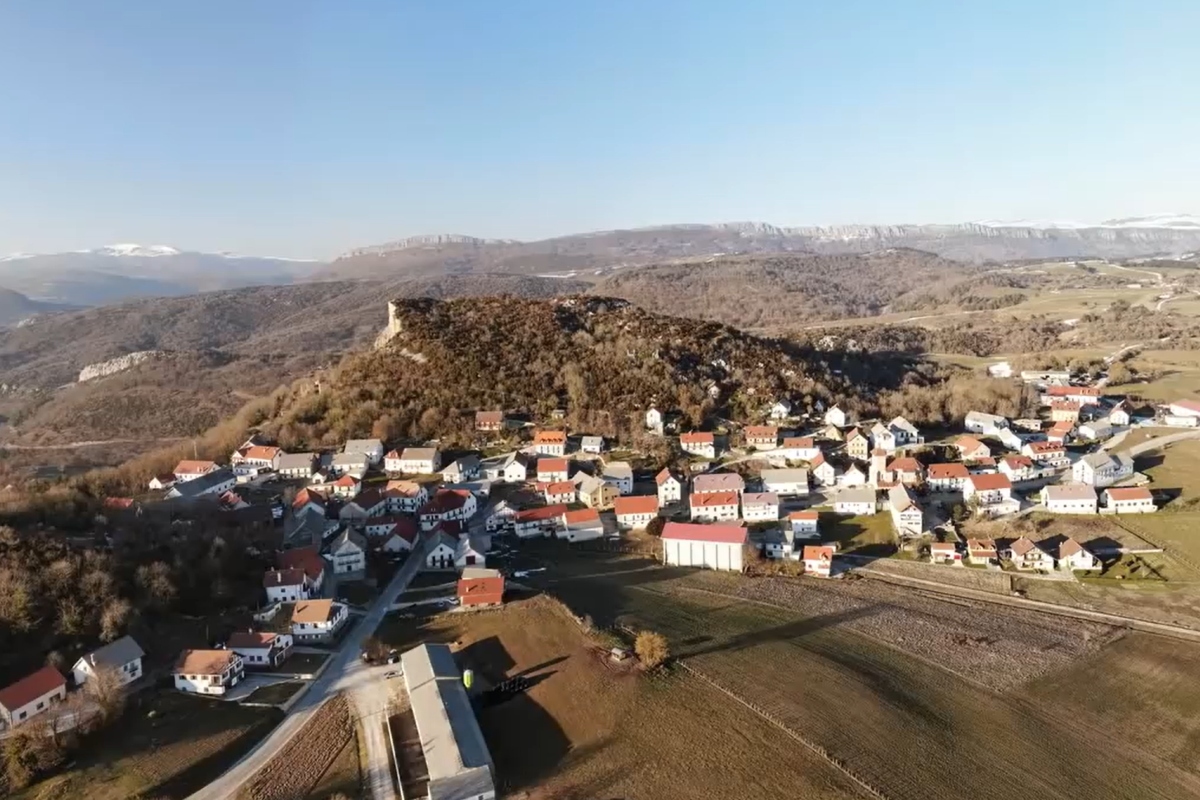No es Ochagavía: el pueblo más alto de Navarra esconde un cementerio convertido en laberinto