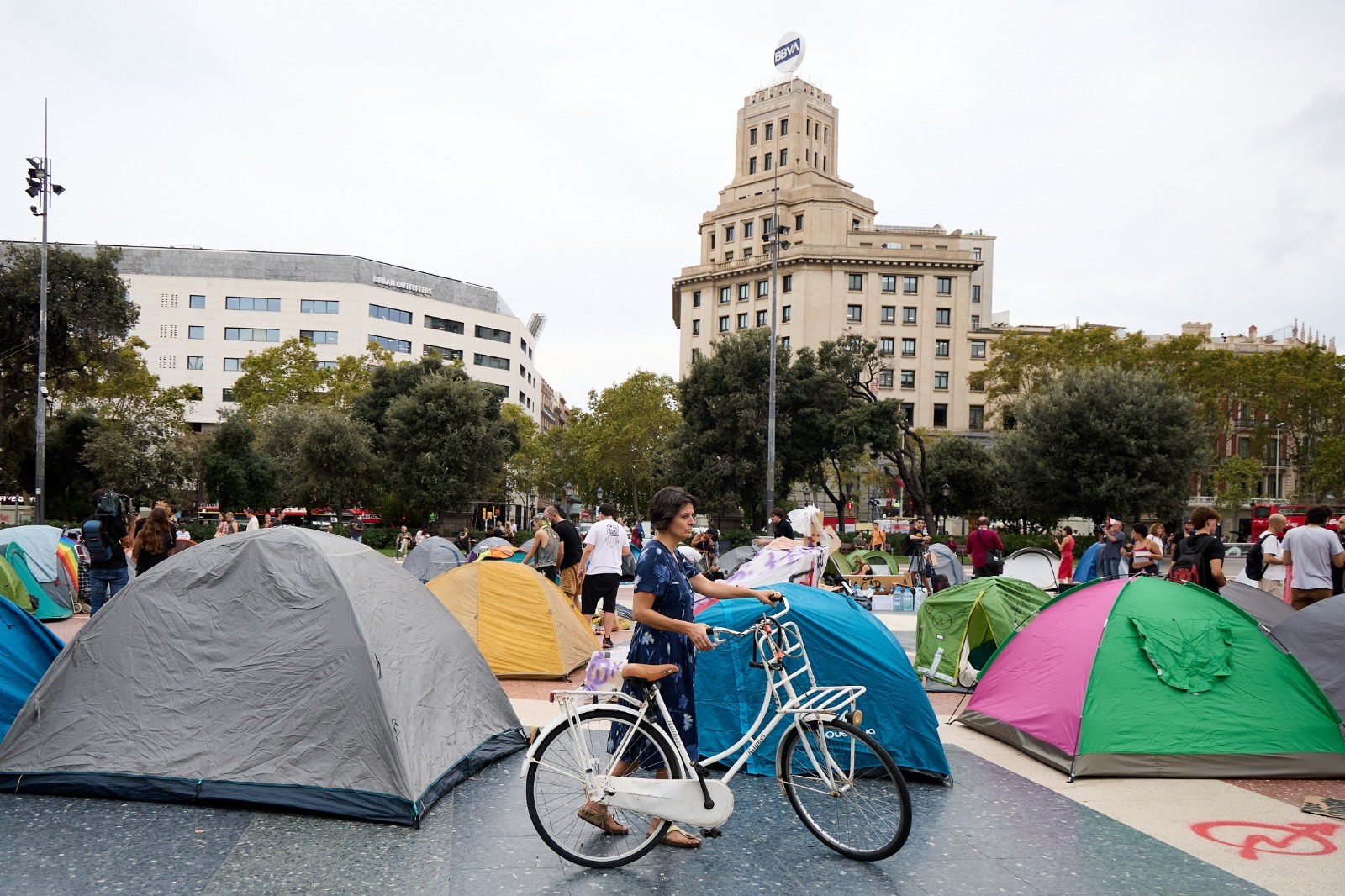 Los acampados en la plaza Catalunya de Barcelona ante su segunda noche: "No hay que irse, los decretos de vivienda son migajas que dejan a mucha gente fuera"
