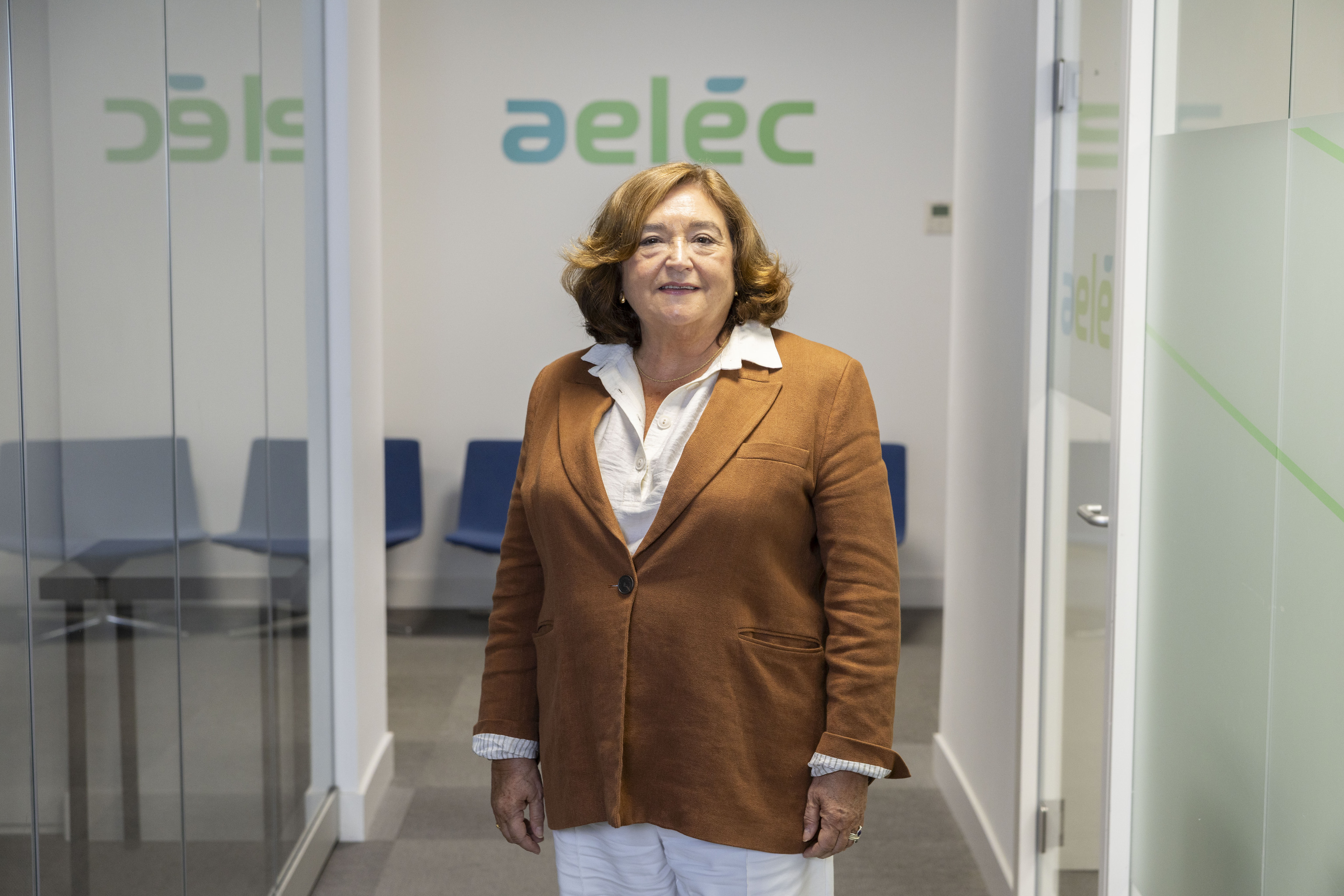 Marina Serrano (Aelec): "El Gobierno penaliza con impuestos a la electricidad producida aquí y subvenciona el gas de fuera"