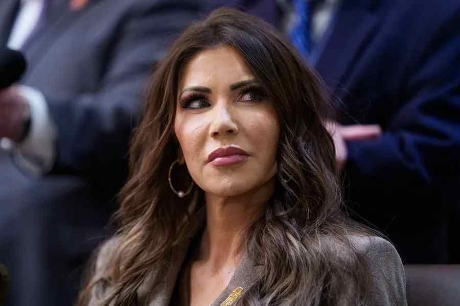La exsecretaria de Seguridad Nacional de EEUU Kristi Noem se divorcia tras el escándalo de travestismo de su marido