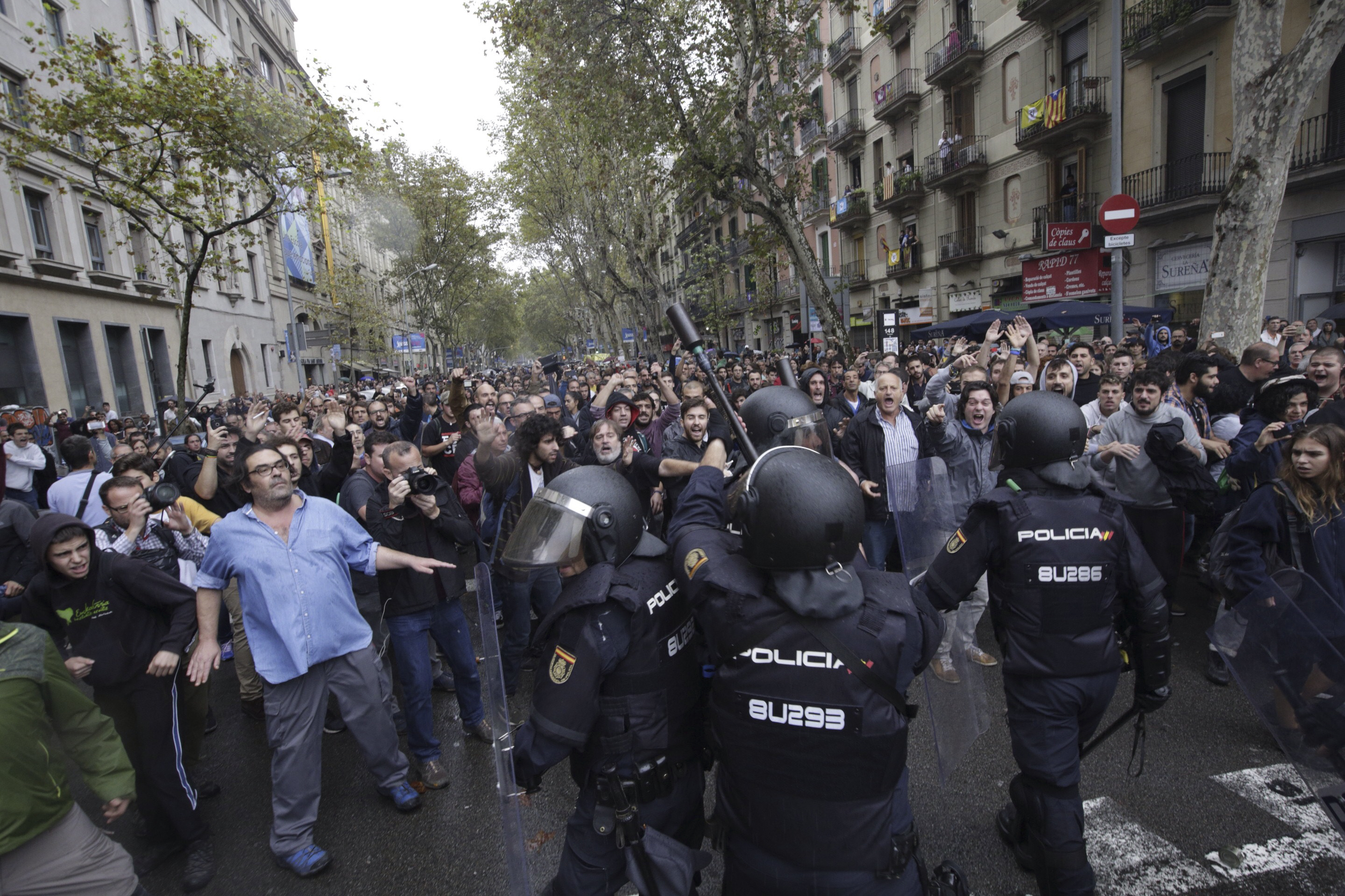 Los Mossos rechazan que un policía nacional acusado por el 1-O apuntara directamente a Roger Español: disparó una sola vez  y al suelo, y la bala de goma rebotó
