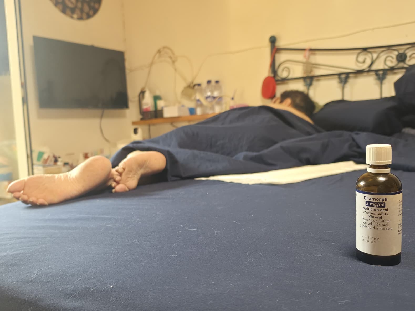 Paralizado 'in extremis' el desahucio de Eva, la enferma terminal que aguanta a base de morfina y cigarrillos: "Le han dado 10 días de vida... Pero no la quieren dejar morir en paz"