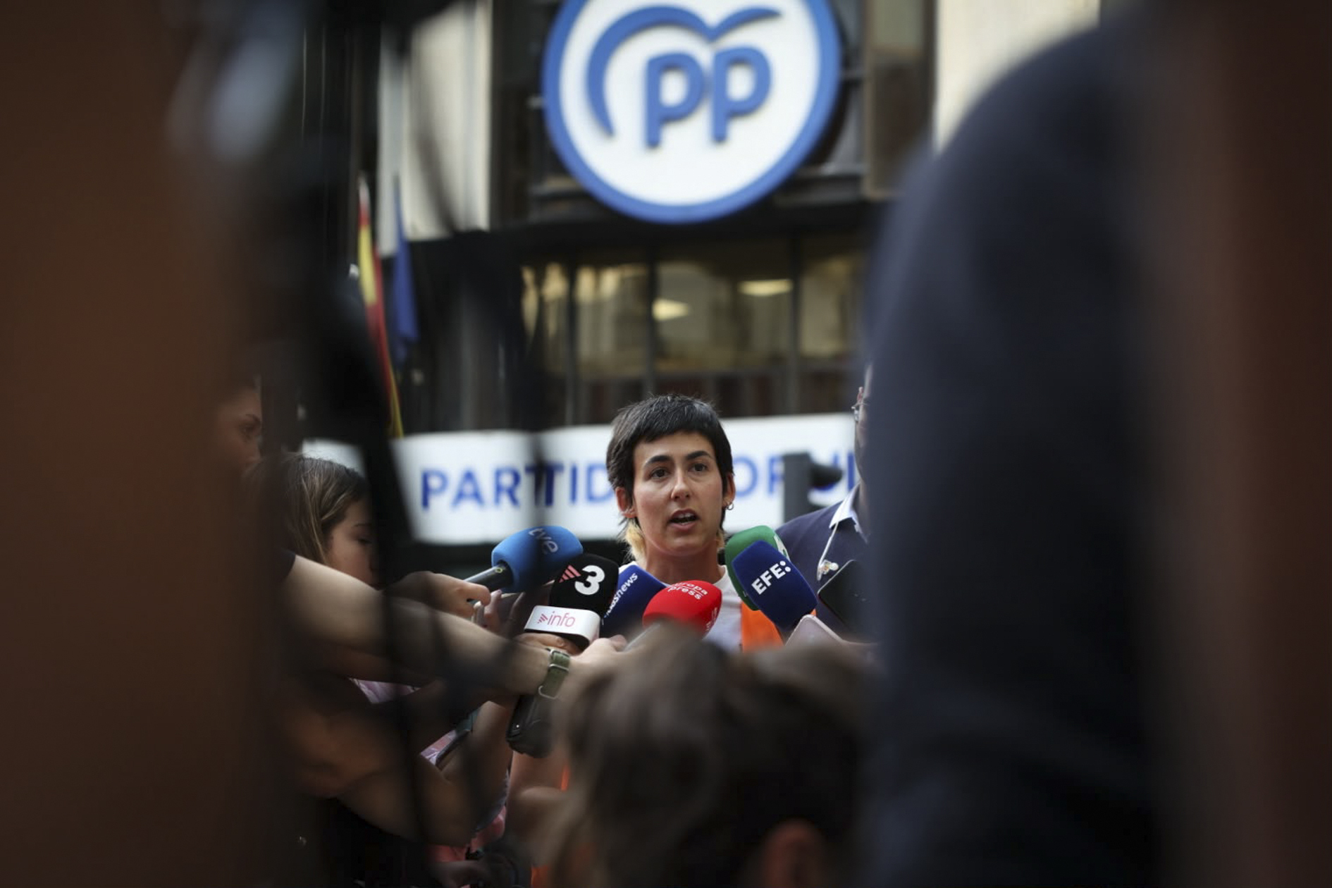 Los acampados 'celebran' ante la sede del PP tener a toda la izquierda a su lado y aprietan a Feijóo