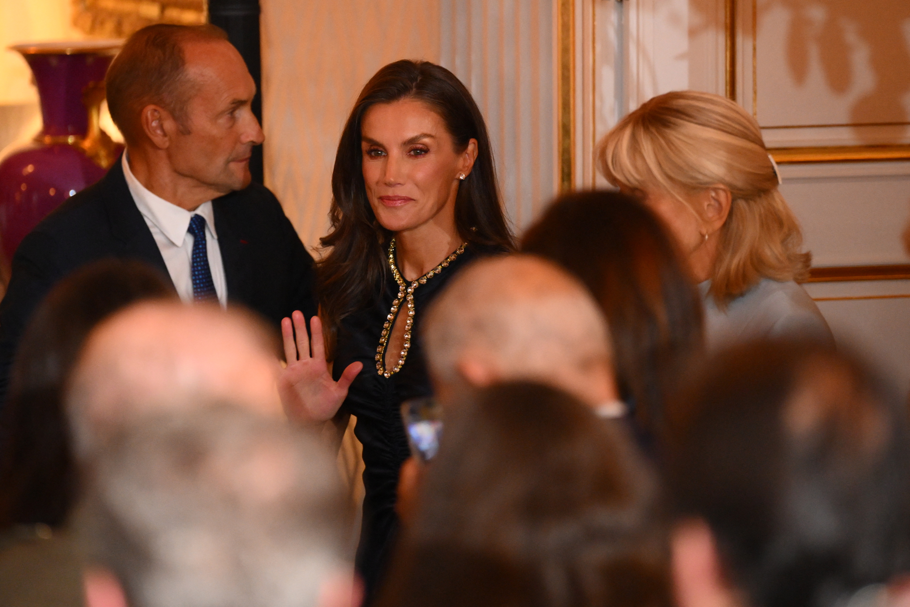 La Reina Letizia estrena un vestido joya de marca francesa para despedir a los Macron