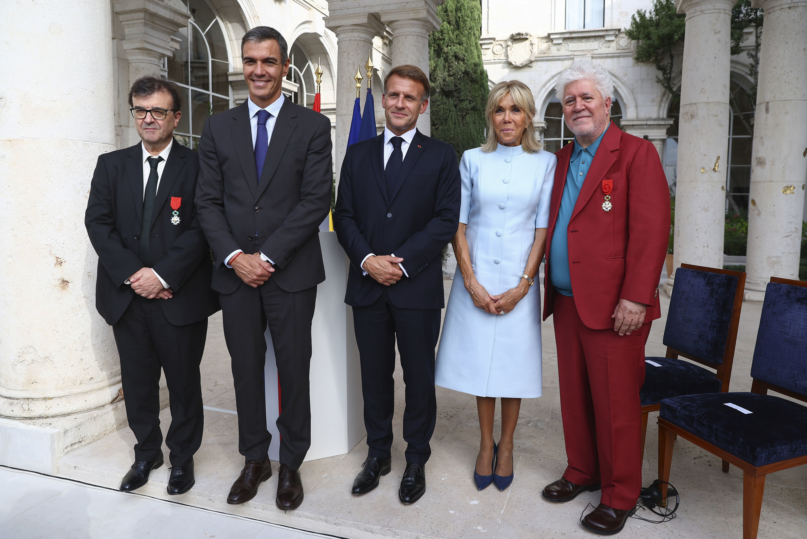 Macron condecora a Almodóvar y a Cercas en una ceremonia con Sánchez